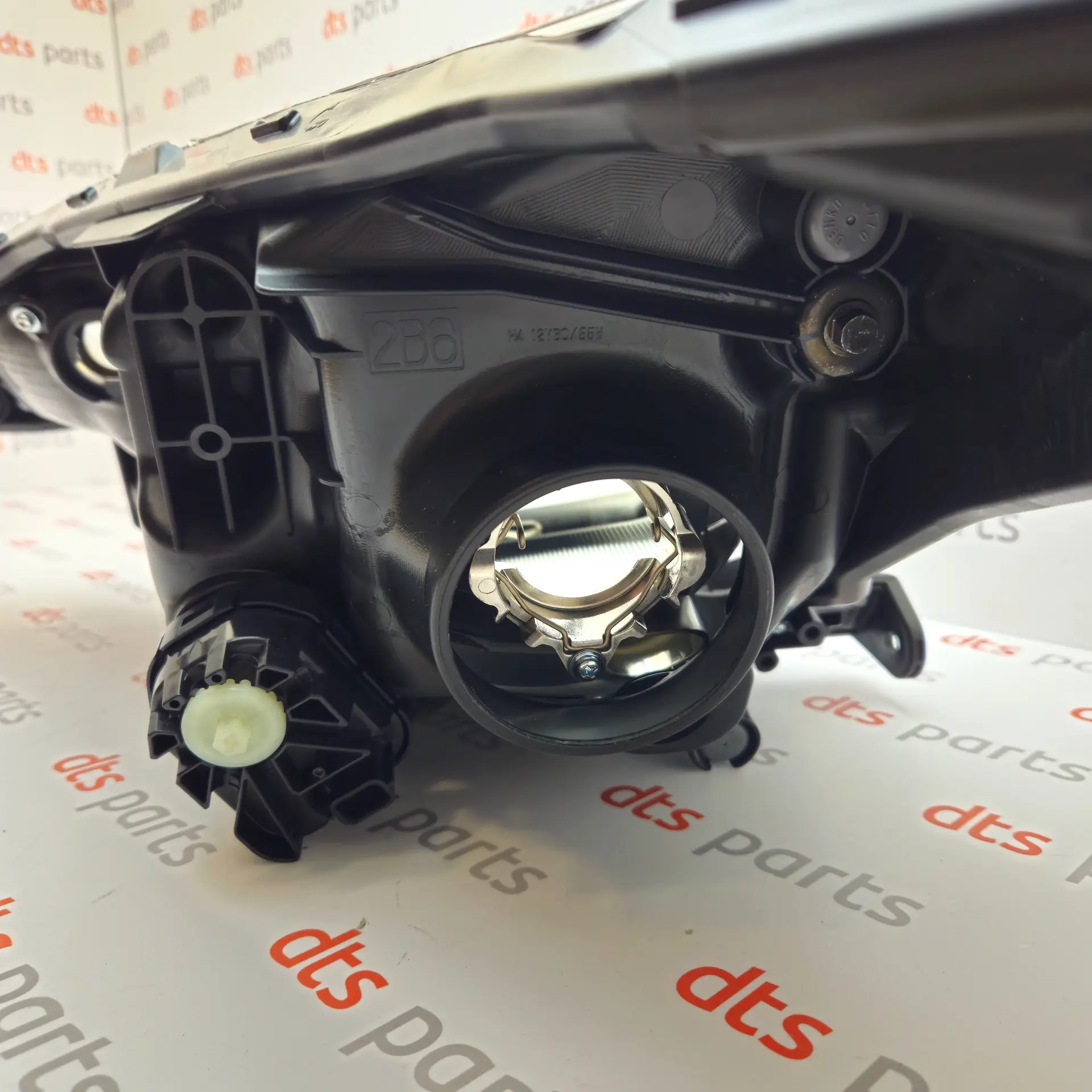 OEM Toyota/Lexus 8113052C80 – Front right headlight