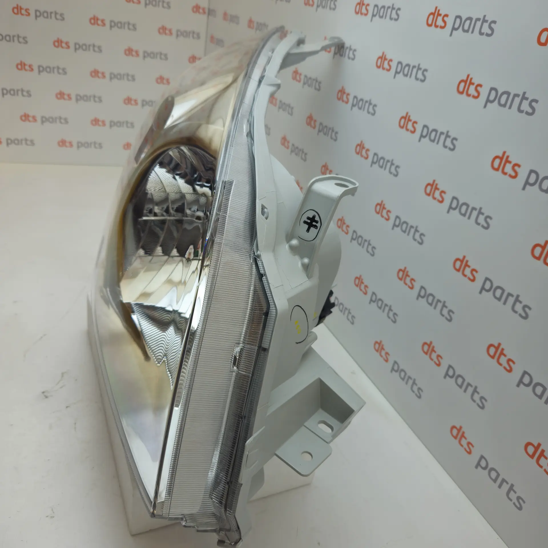 OEM Toyota/Lexus 8113060D80 – Front right headlight