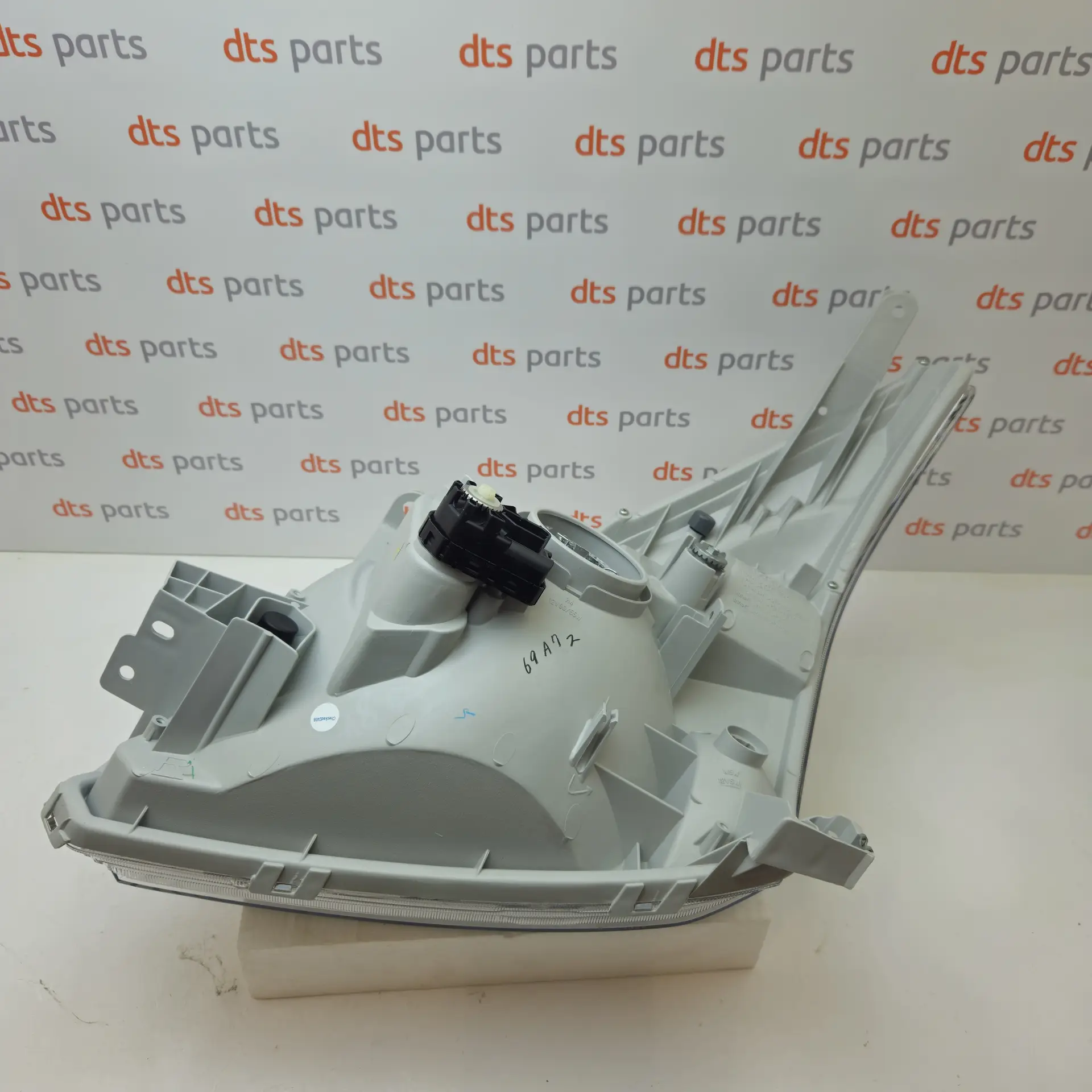 OEM Toyota/Lexus 8113060D80 – Front right headlight
