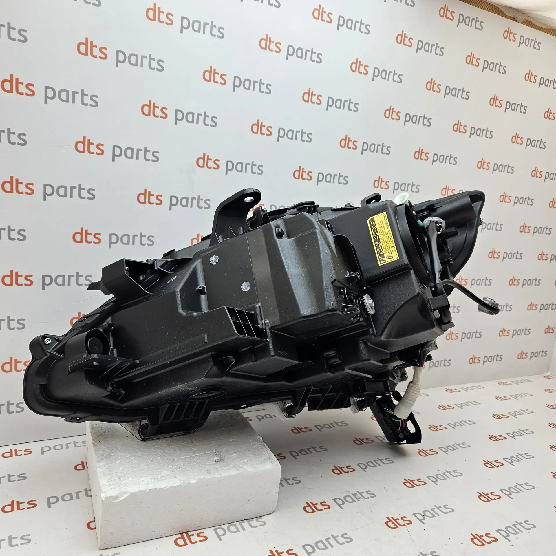 OEM Toyota 8114530G10 – Front right headlight
