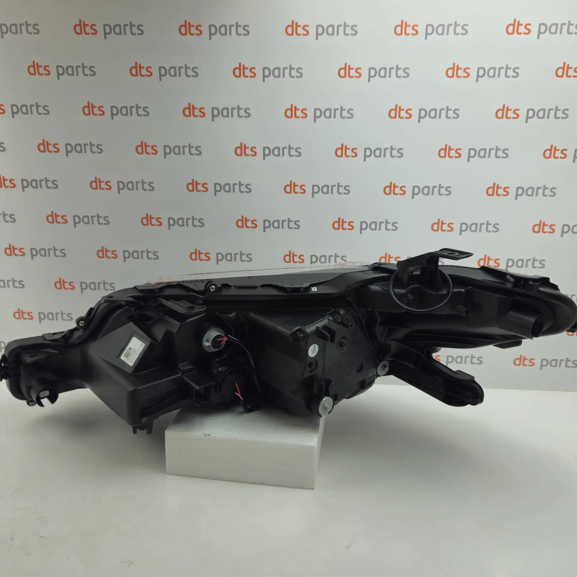 OEM Toyota/Lexus 8114533A20 – Front right headlight