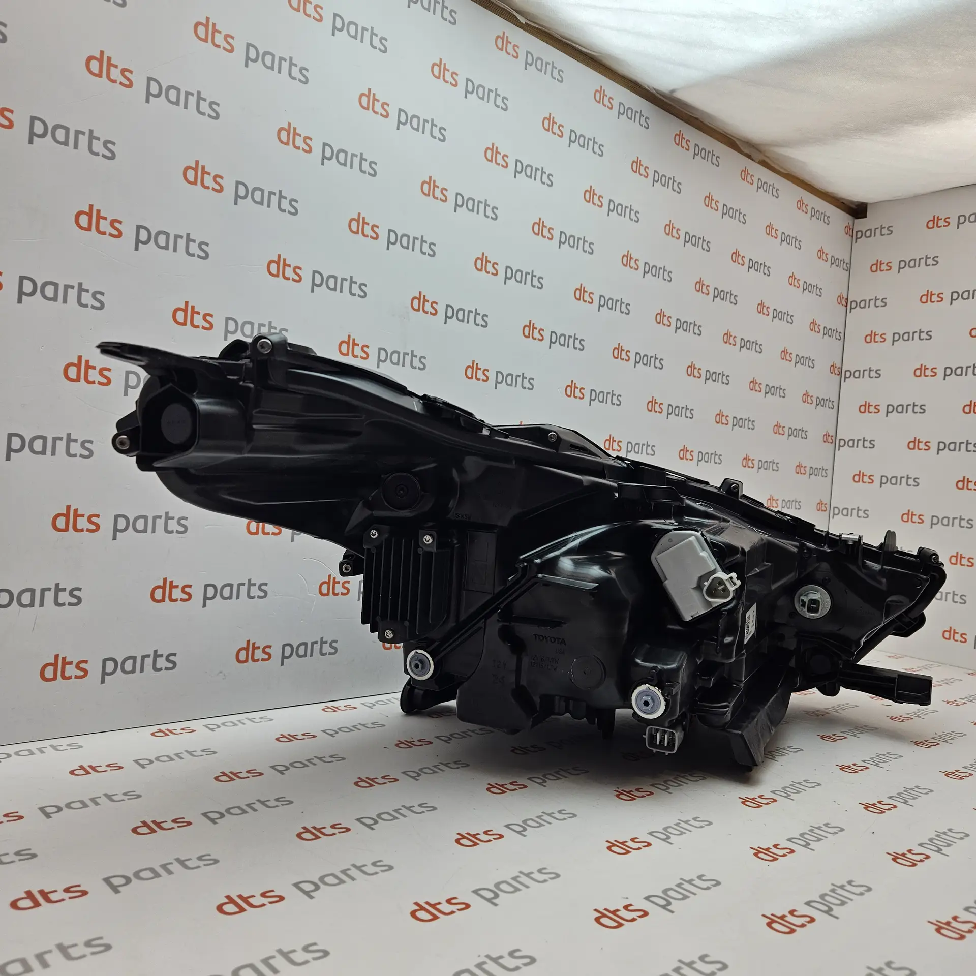 OEM Toyota 811500E521 – Front left headlight