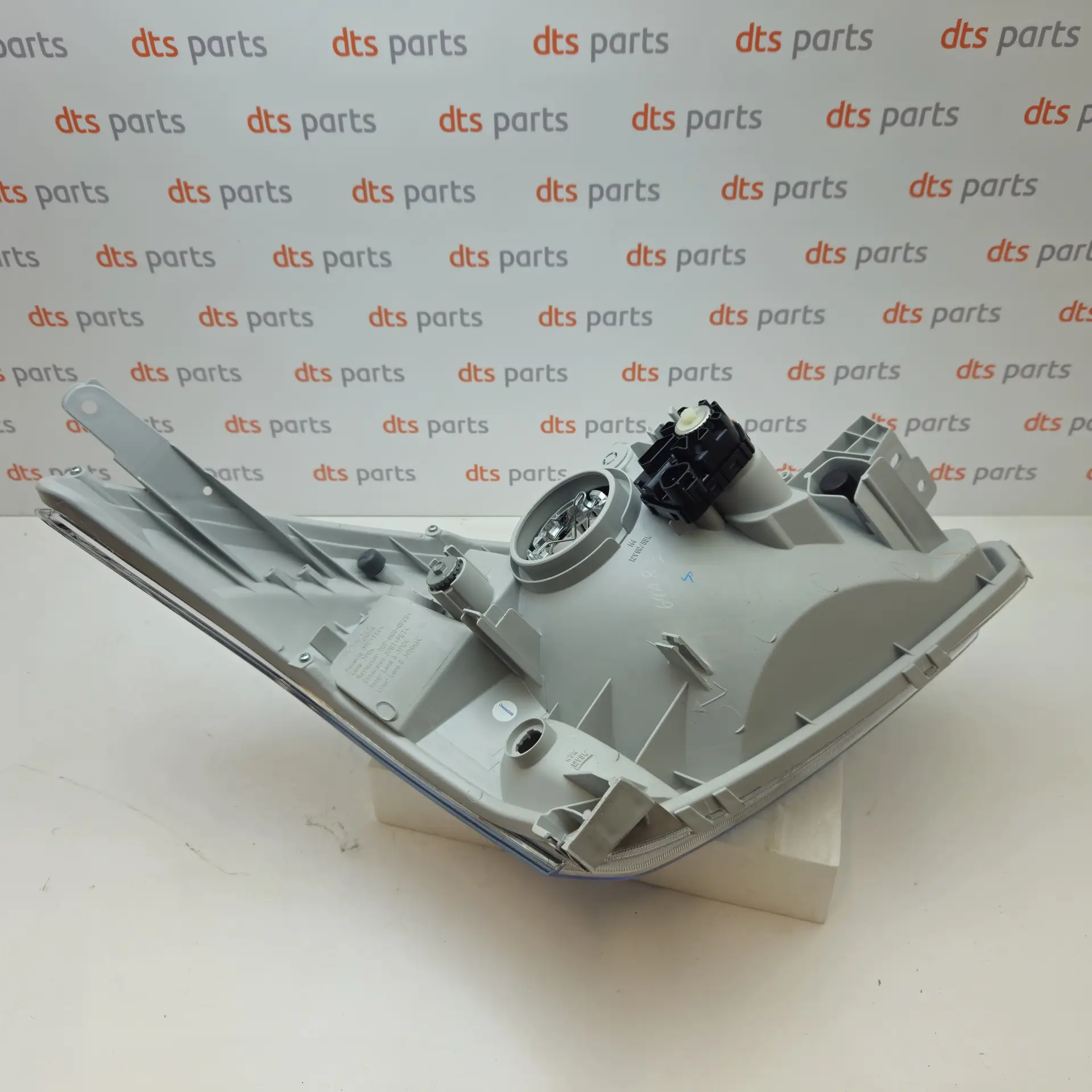 OEM Toyota/Lexus 8117060D50 – Front left headlight