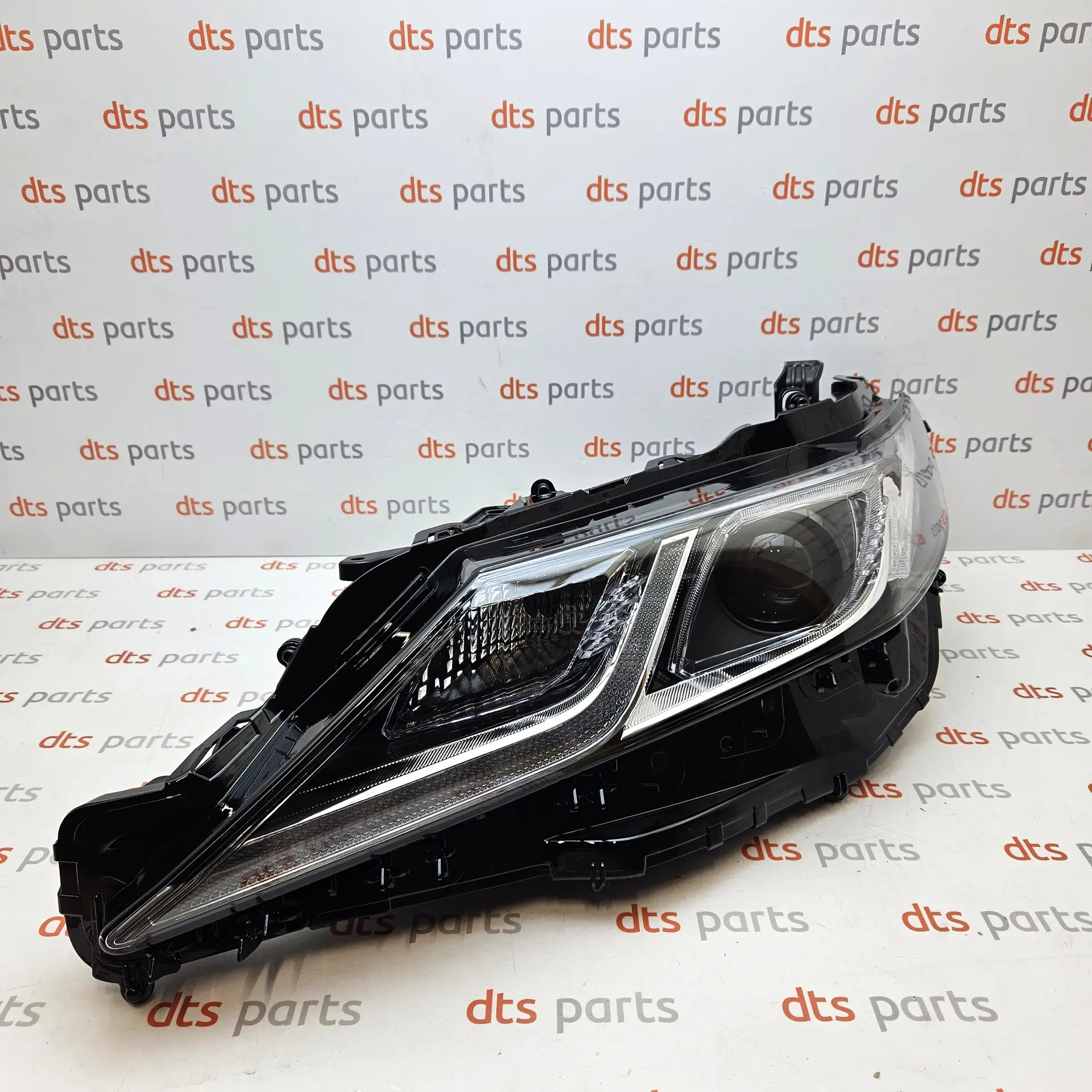 OEM Toyota 8118533C70 – Left headlight