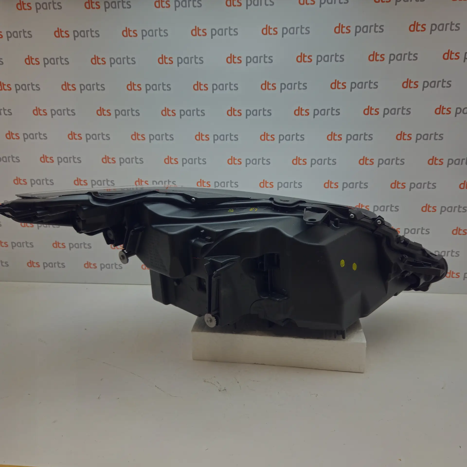 OEM Toyota/Lexus 8118548D70 – Front left headlight