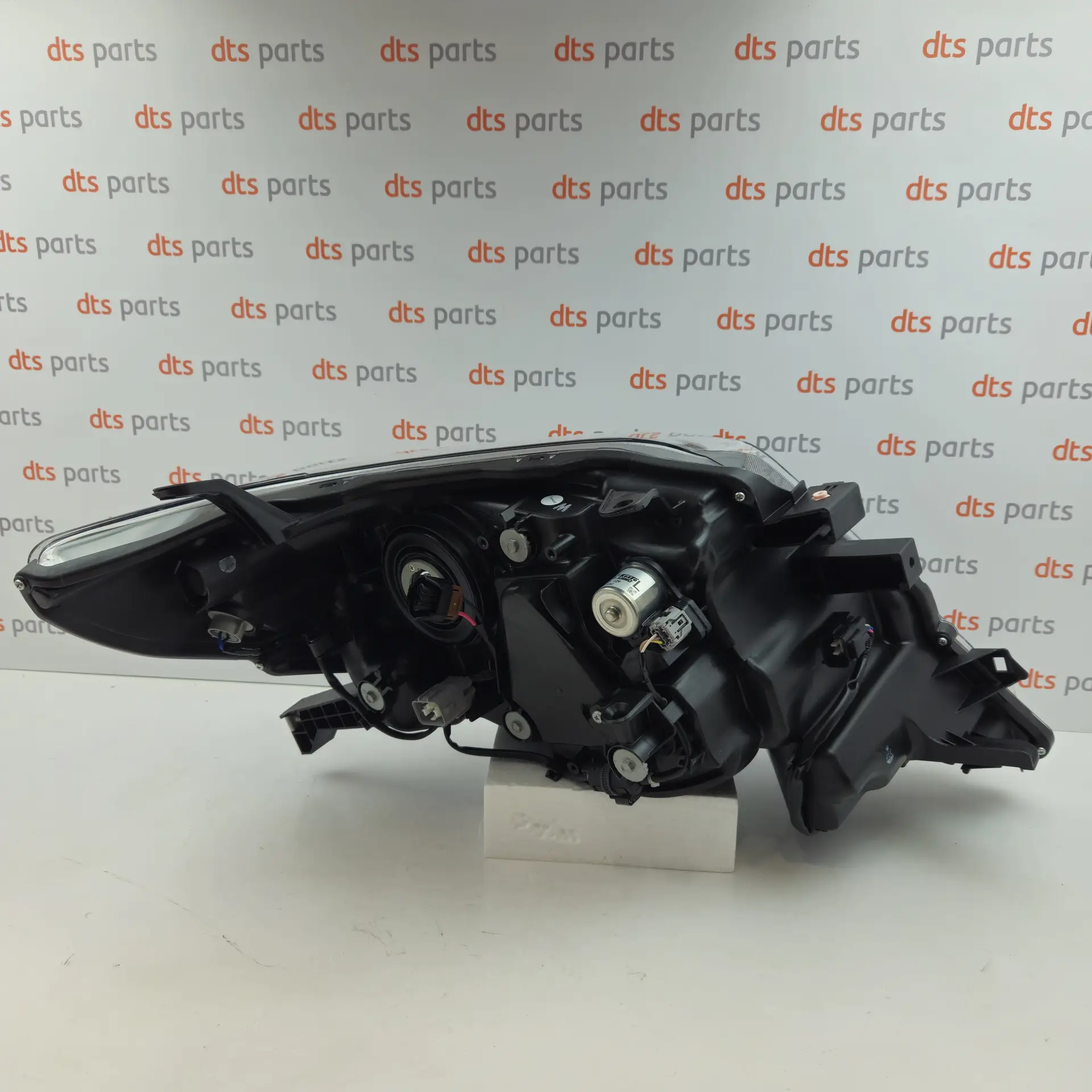 OEM Toyota/Lexus 8118560J20 – Front left headlight