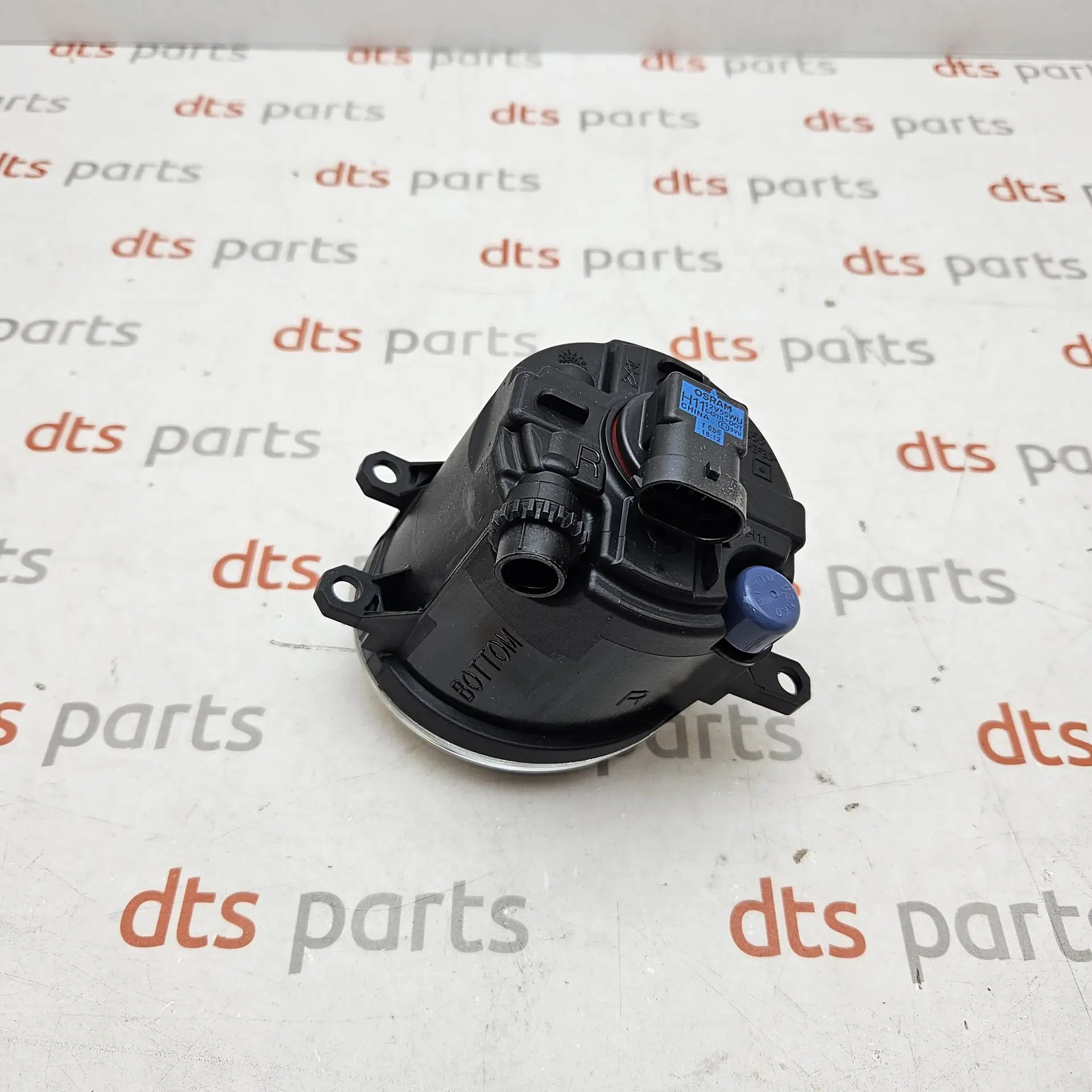OEM Toyota 812100D042 – Front lower bumper fog lamp housing assembly