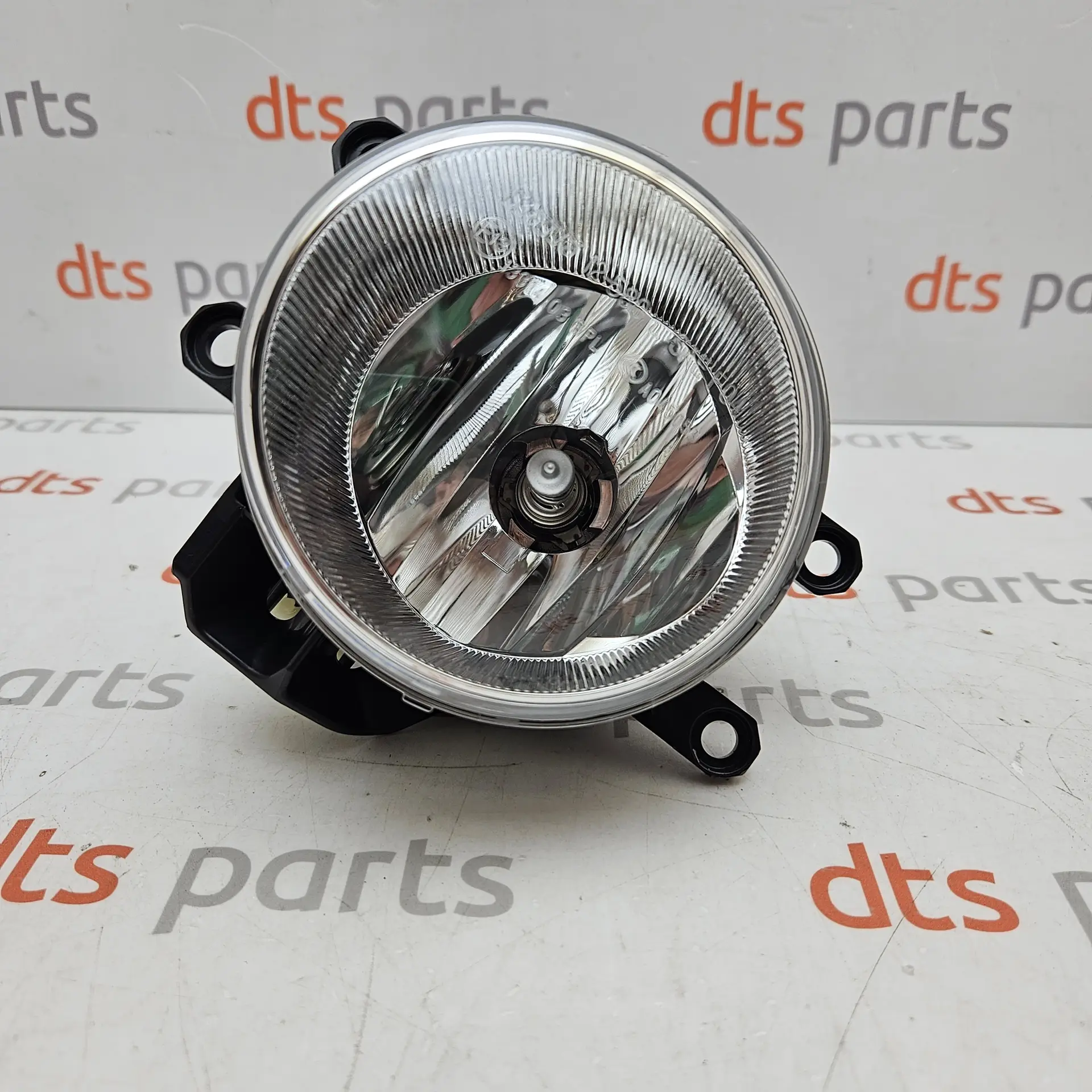 OEM Toyota 8122047010 – Front bumper halogen fog light assembly
