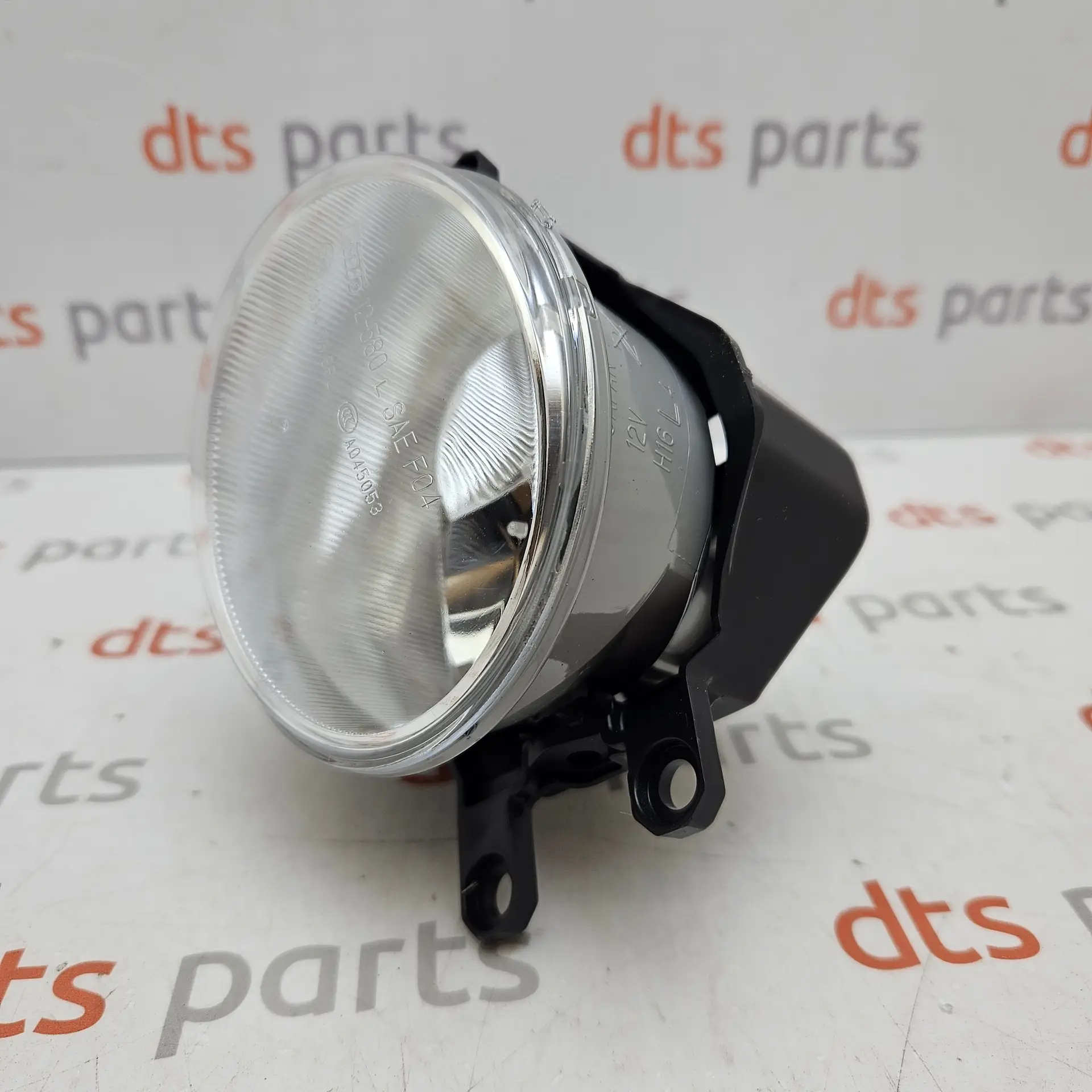 OEM Toyota 8122047010 – Front bumper halogen fog light assembly