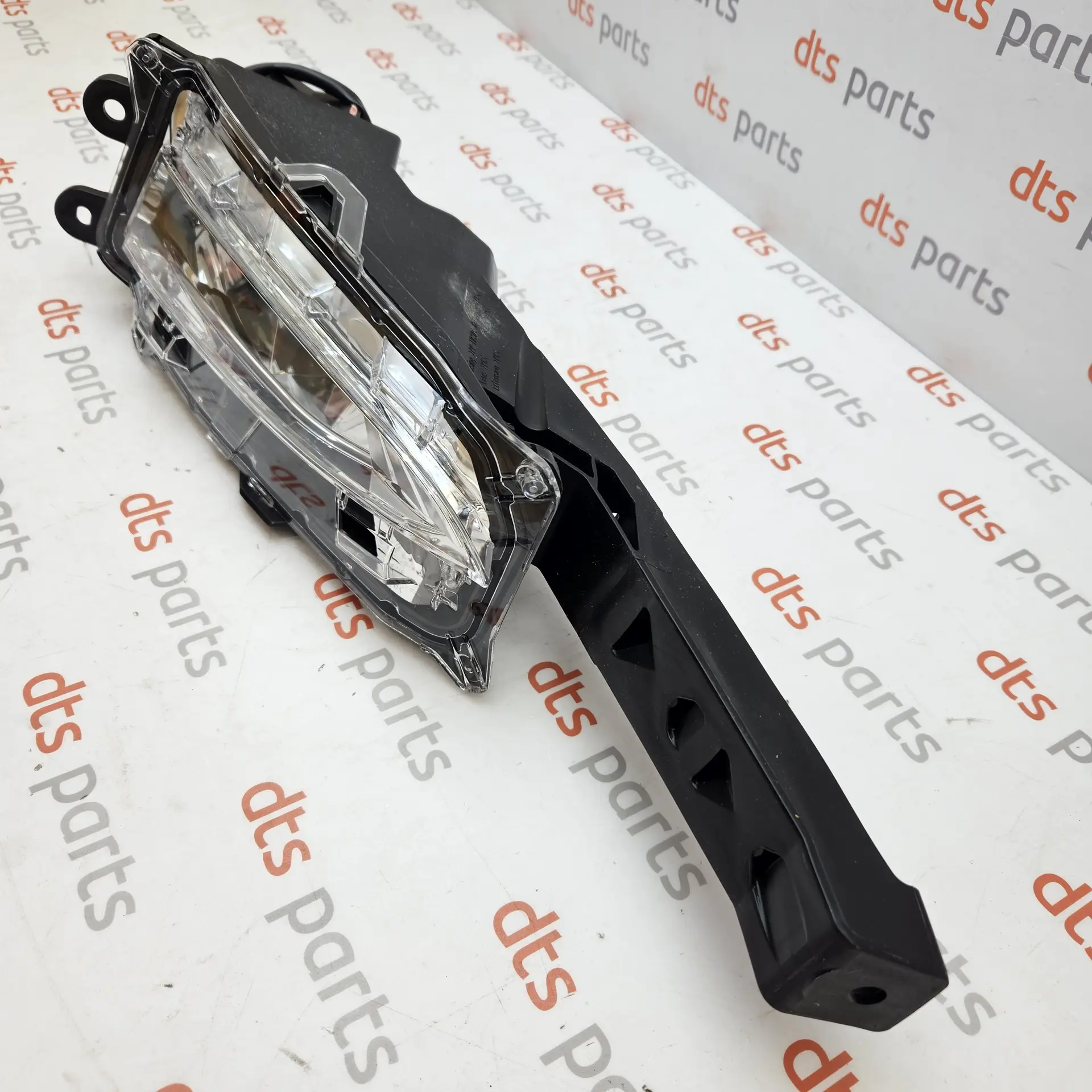 OEM Toyota/Lexus 8122078010 – Front left led fog light lamp assembly