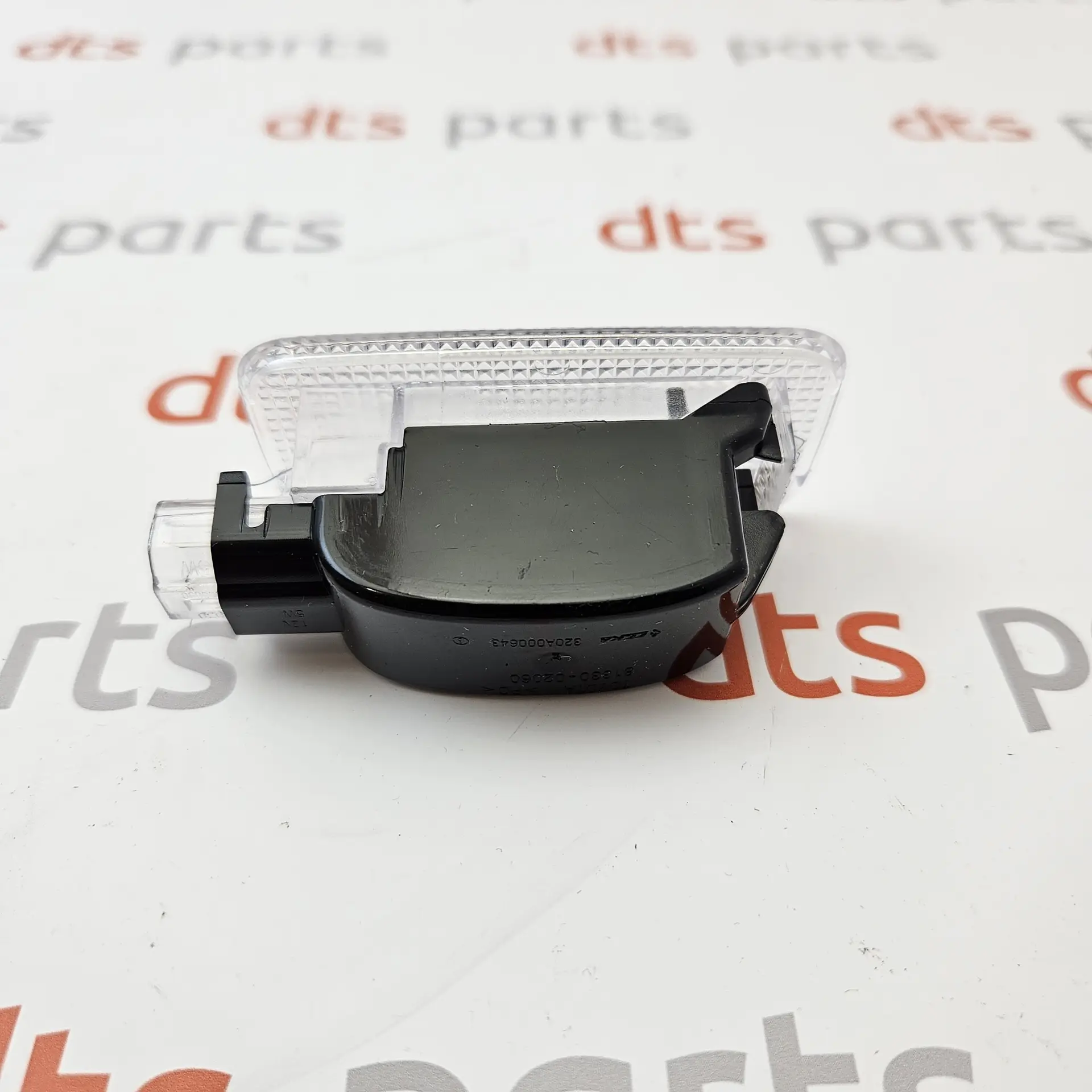 OEM Toyota/Lexus 8133002060 – Luggage compartment interior lamp assembly