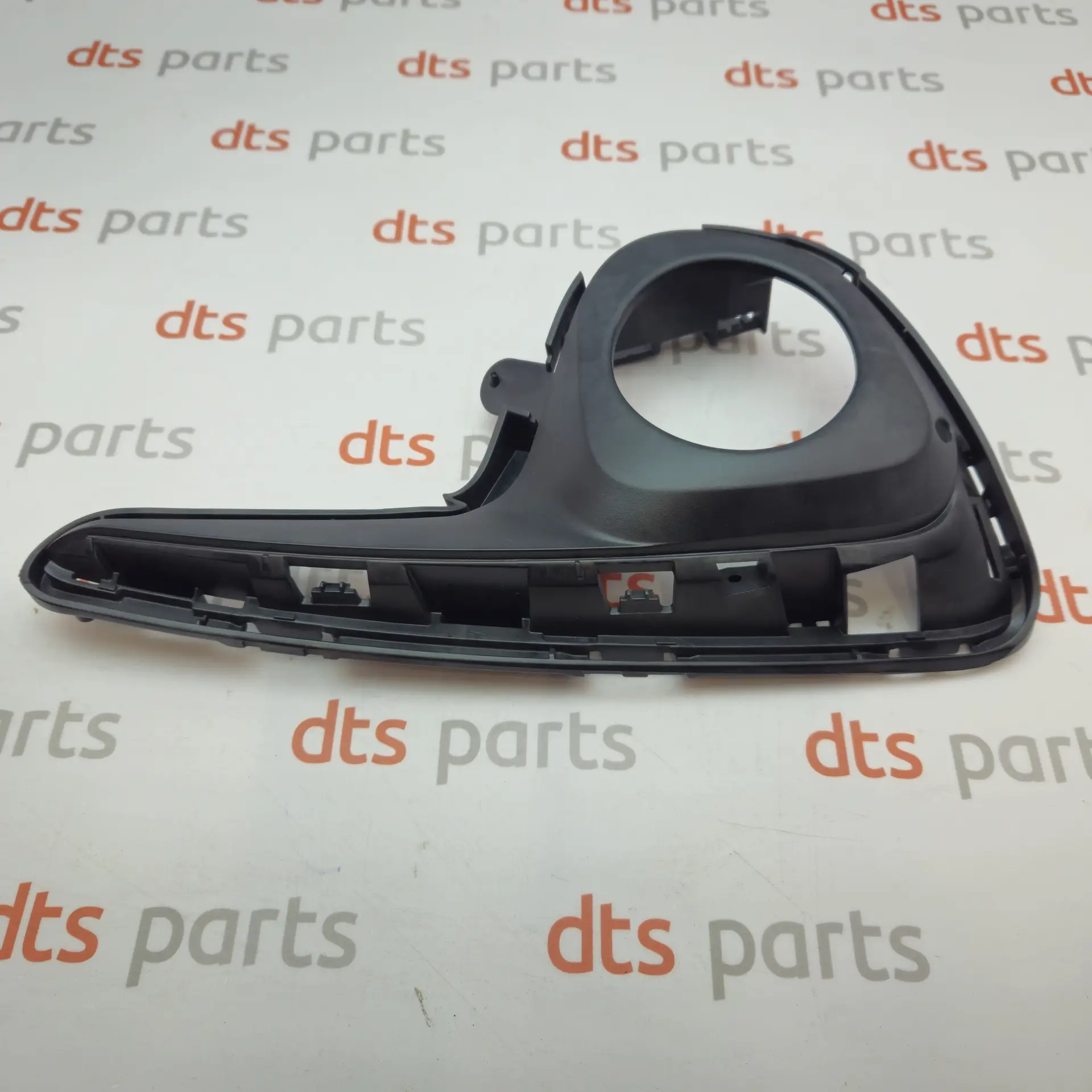 OEM Toyota 814810D340 – Front right fog lamp cover