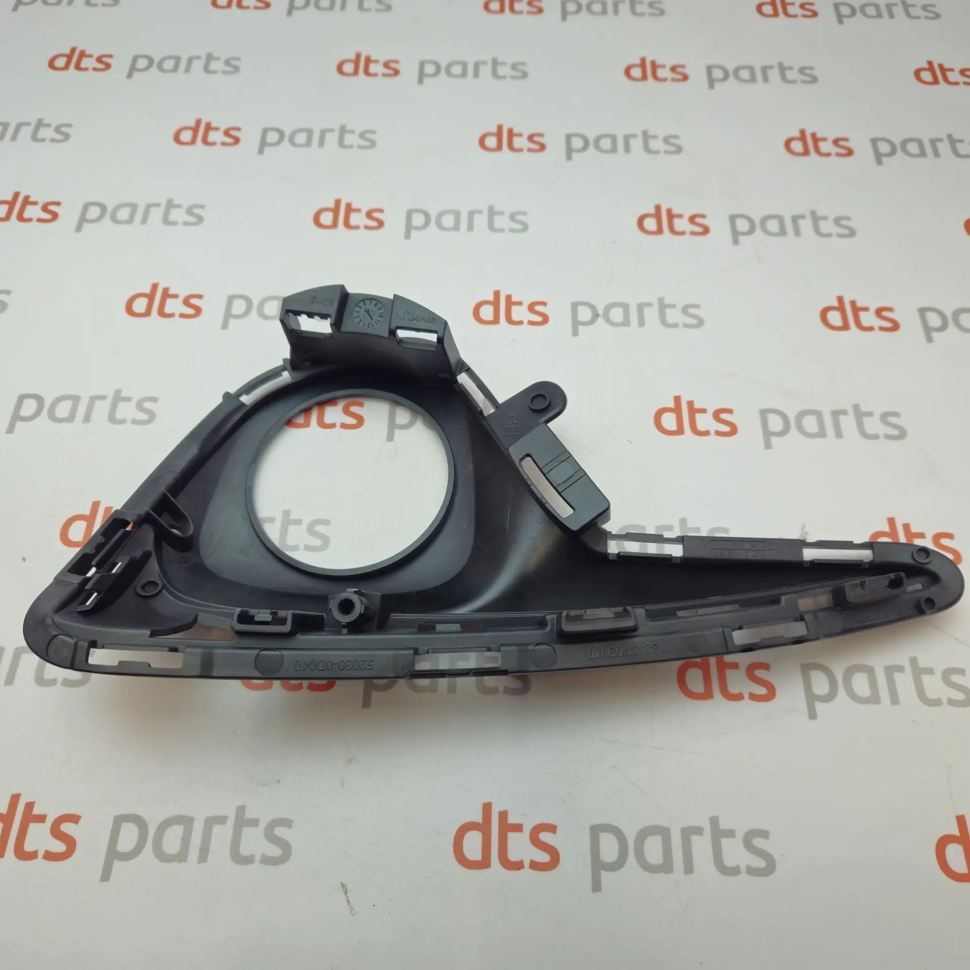 OEM Toyota 814810D340 – Front right fog lamp cover