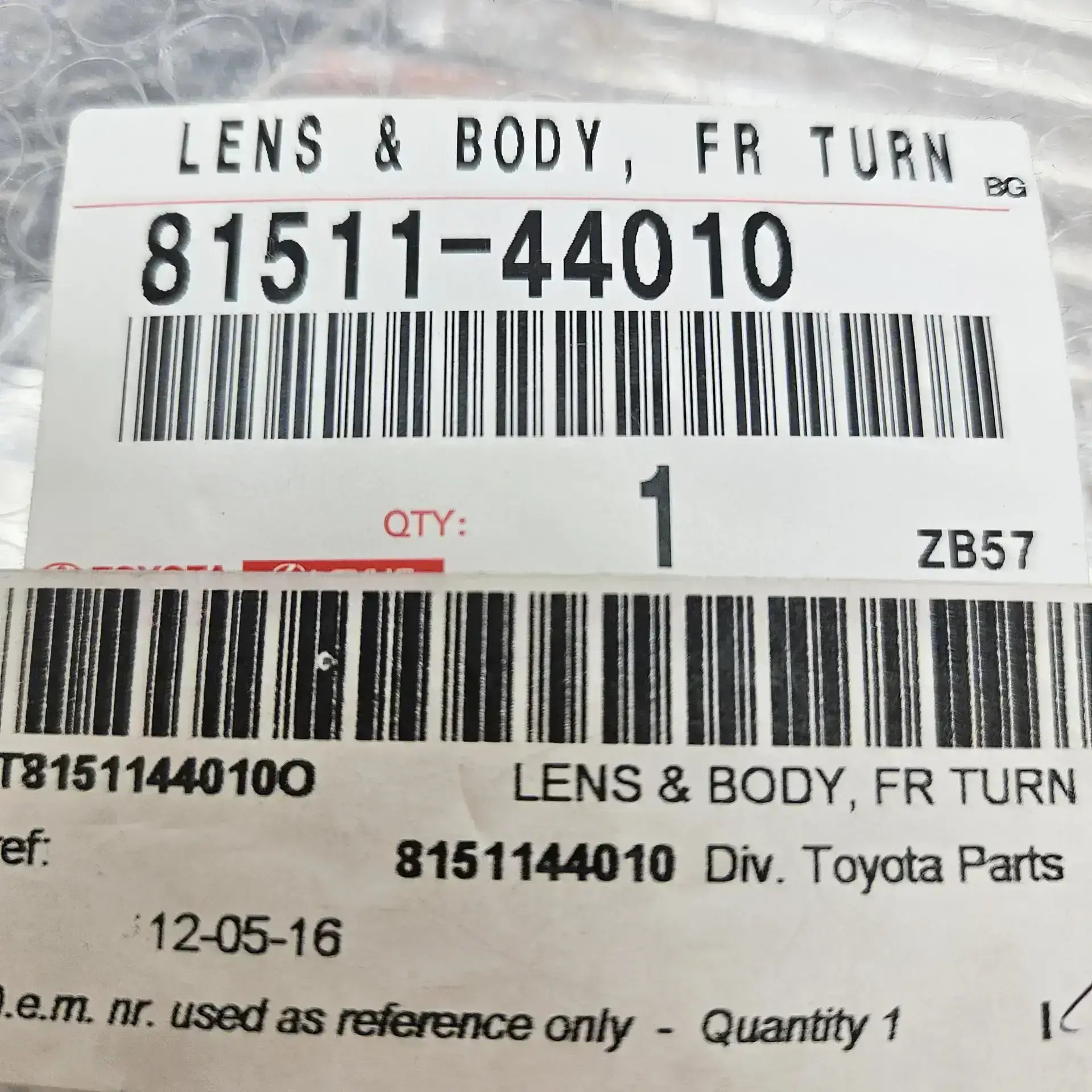OEM Toyota 8151144010 – Front right turn signal lamp
