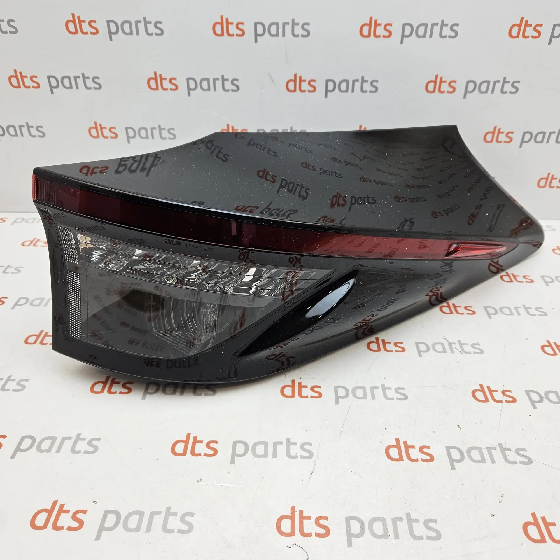 OEM Toyota 815500DE20 – Right-Side Rear Tail Light Assembly
