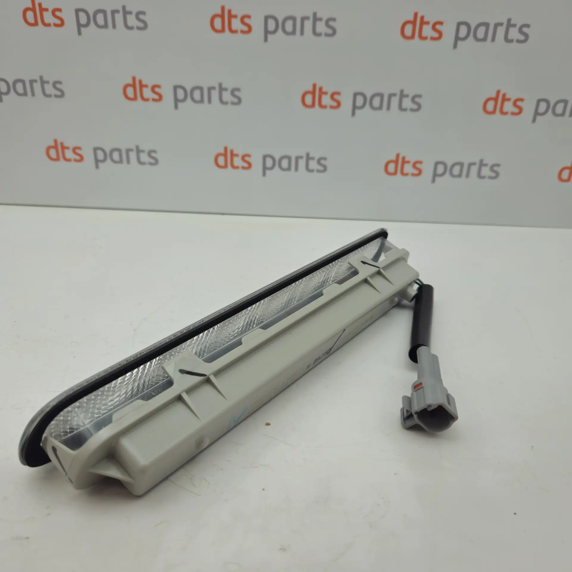 OEM Toyota/Lexus 815700K080 – Rear additional stop light