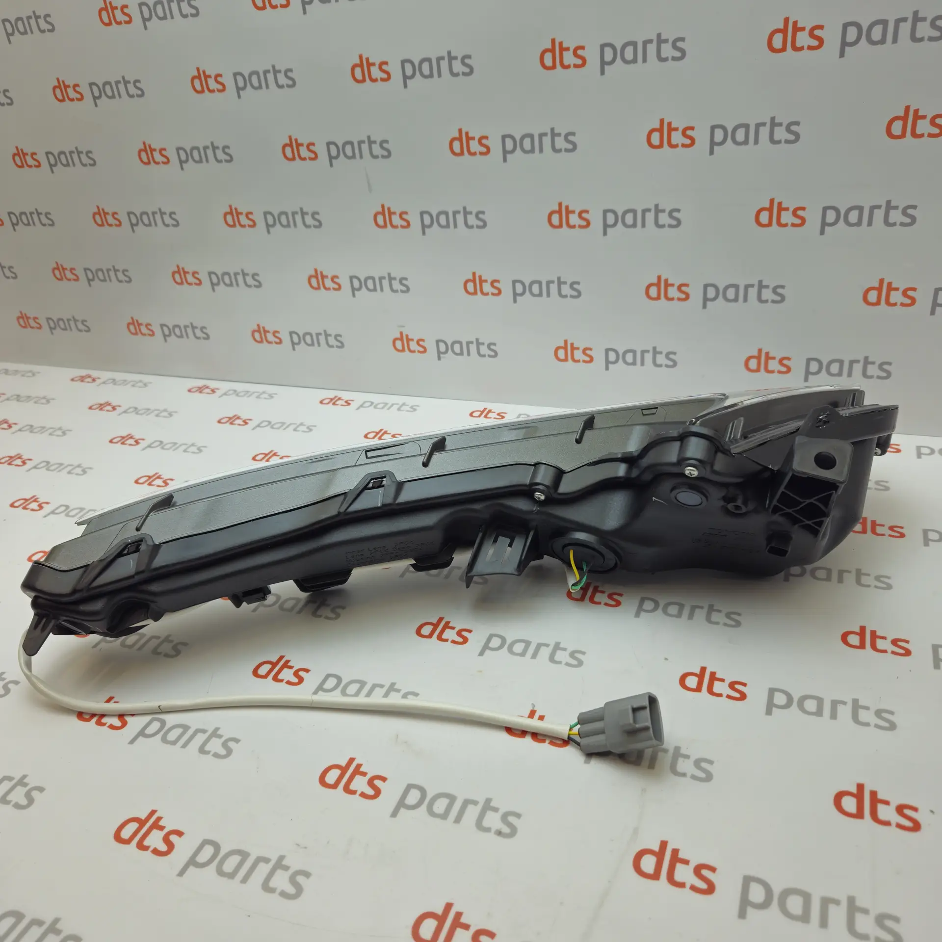 OEM Toyota 8162053011 – Front left clearance lamp