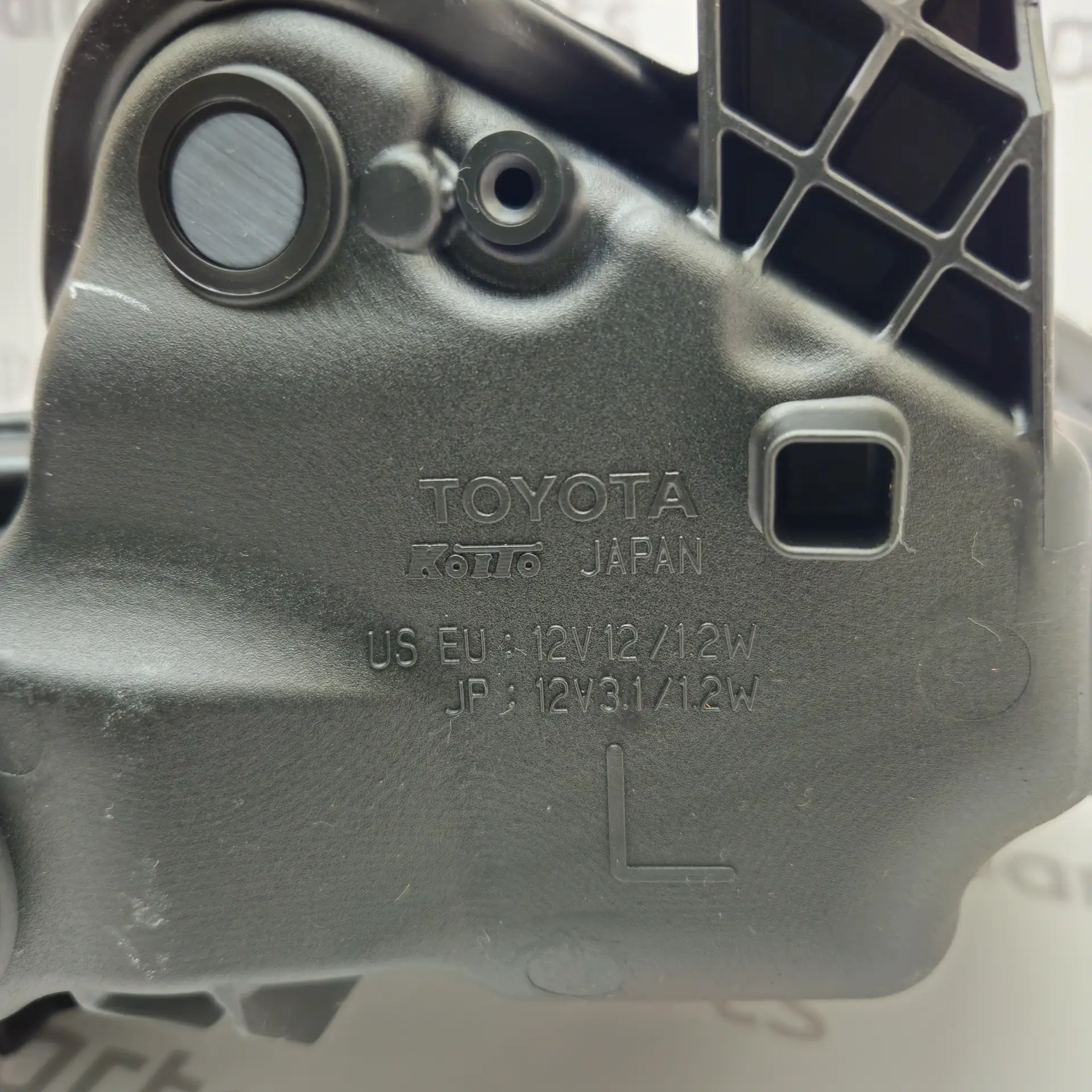 OEM Toyota 8162053011 – Front left clearance lamp