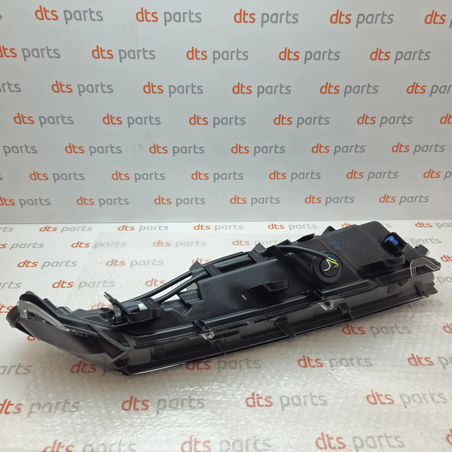 OEM Toyota/Lexus 8162078090 – Left front LED daytime running light and turn signal assembly