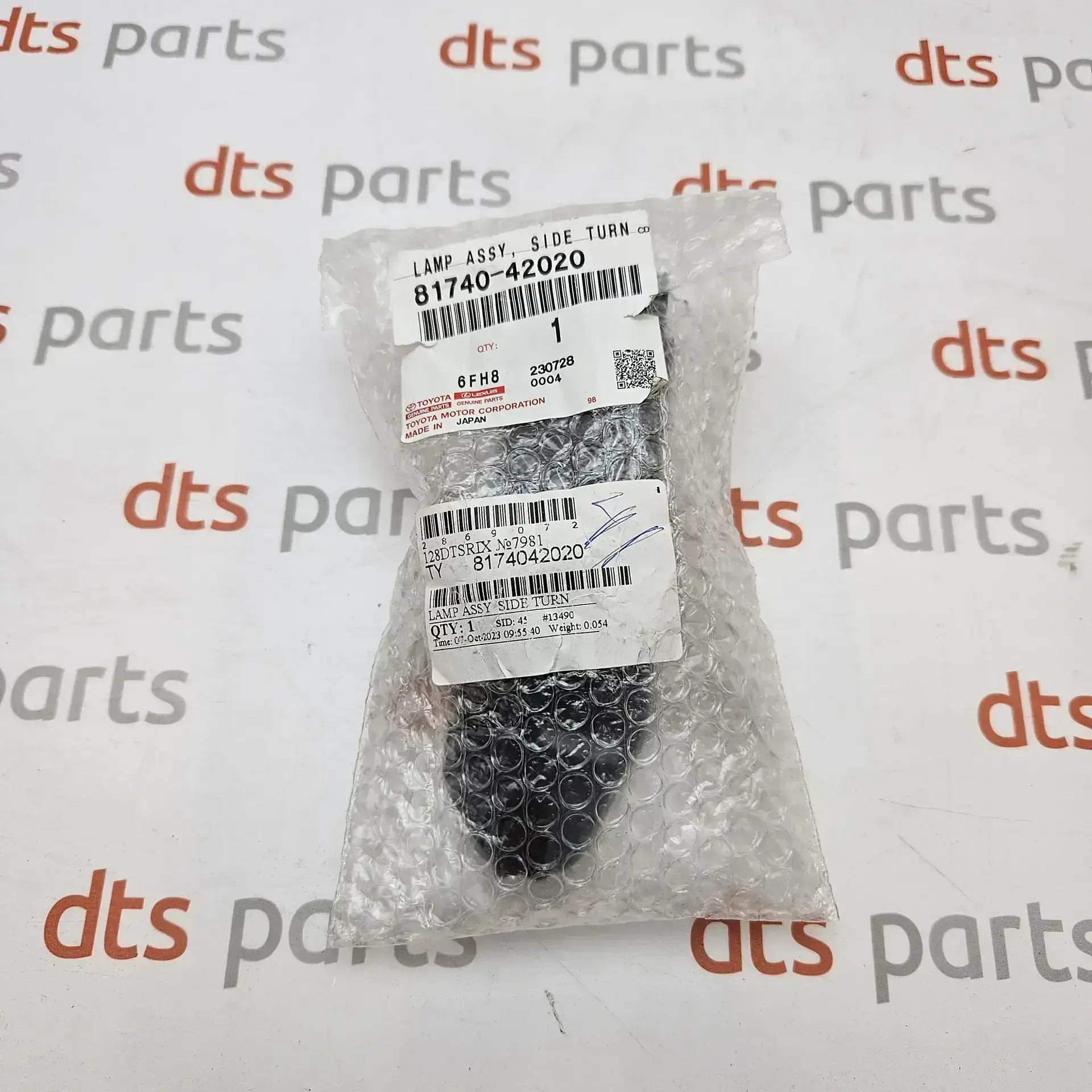 OEM Toyota 8174042020 – Left rear view mirror turn indicator