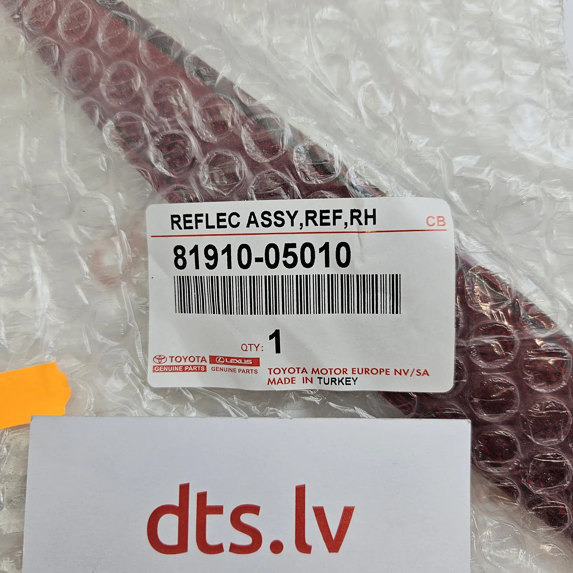 OEM Toyota 8191005010 – Rear bumper reflex reflector light right-hand side