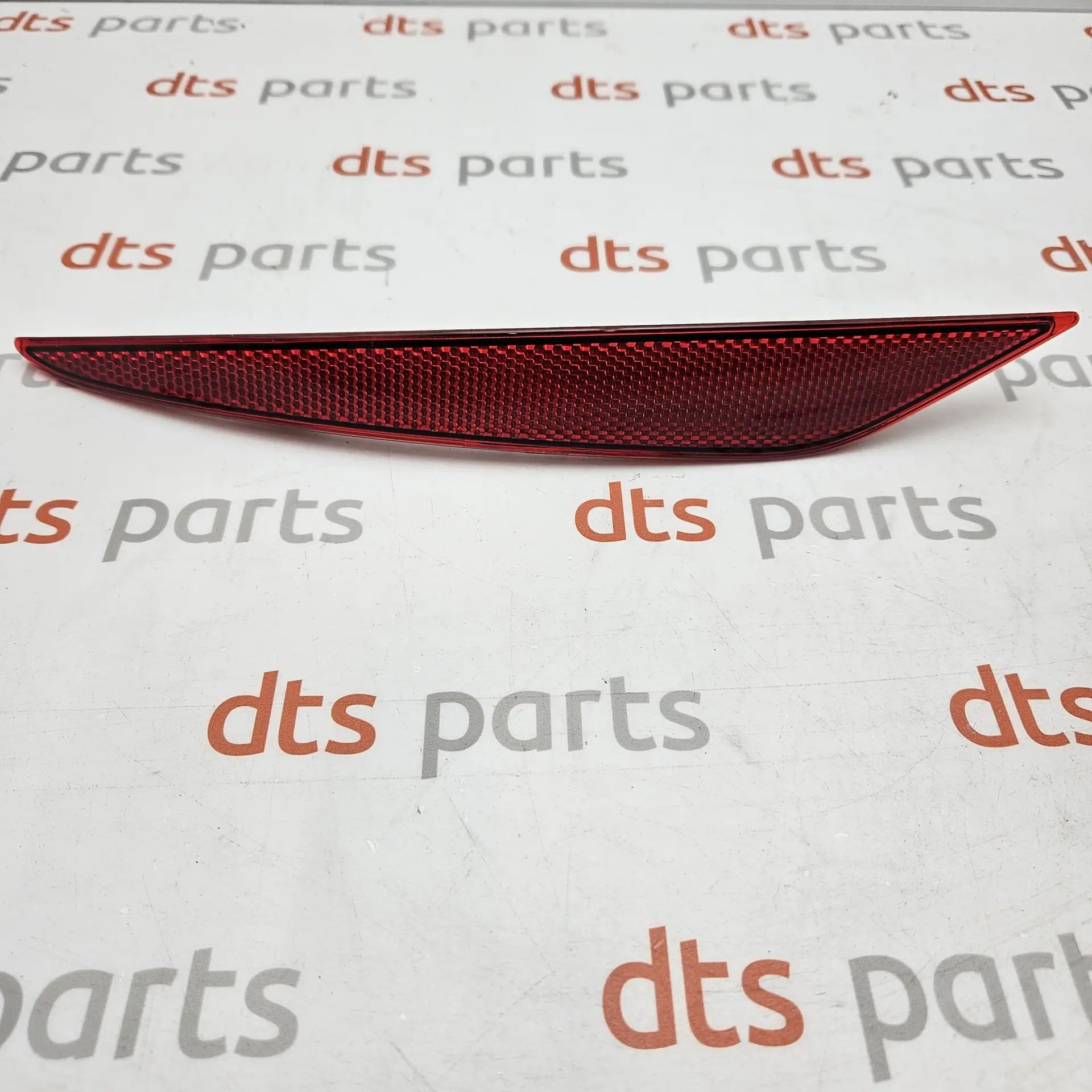 OEM Toyota 8192005010 – Rear left bumper reflector