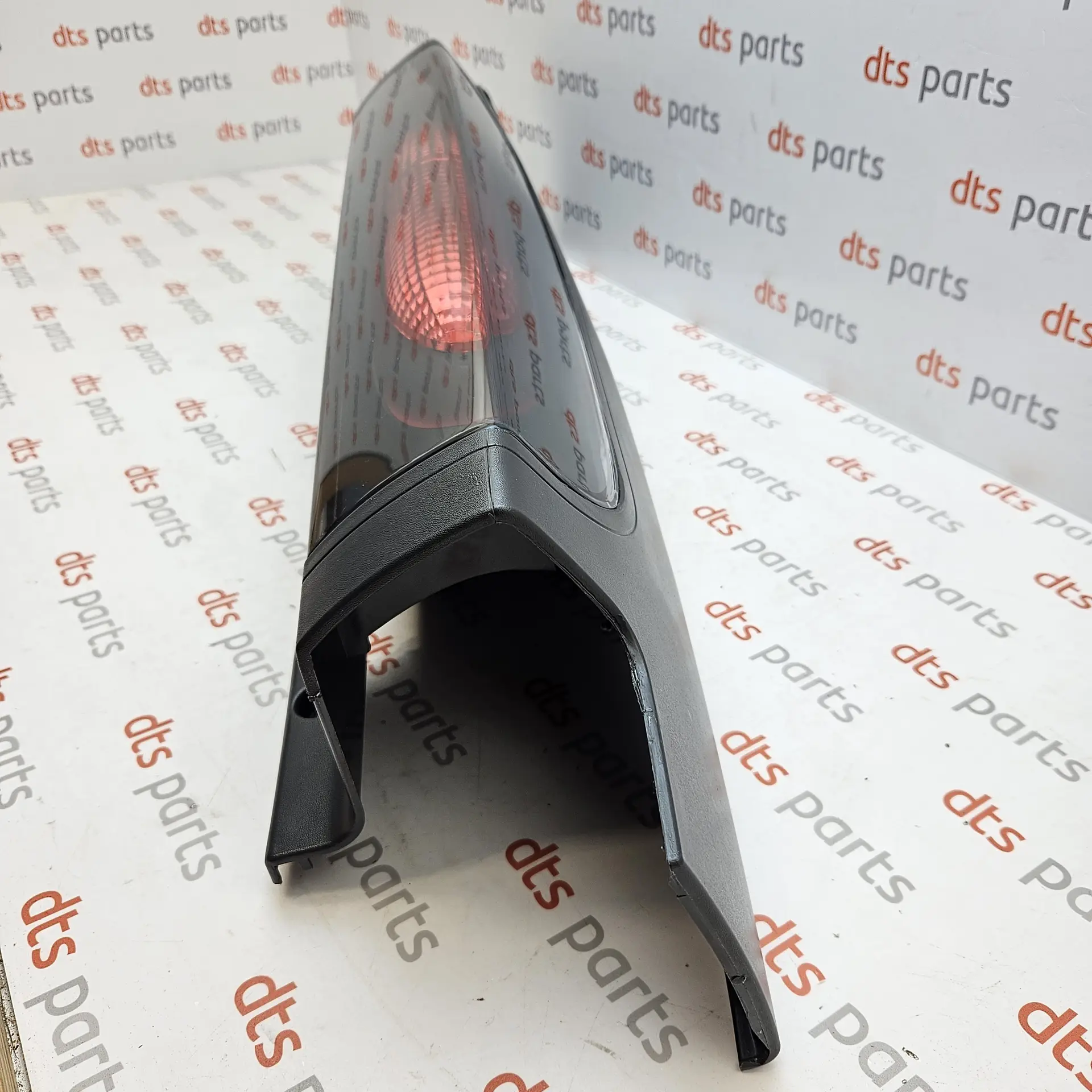 OEM Renault 8200336835 – Left rear tail light assembly