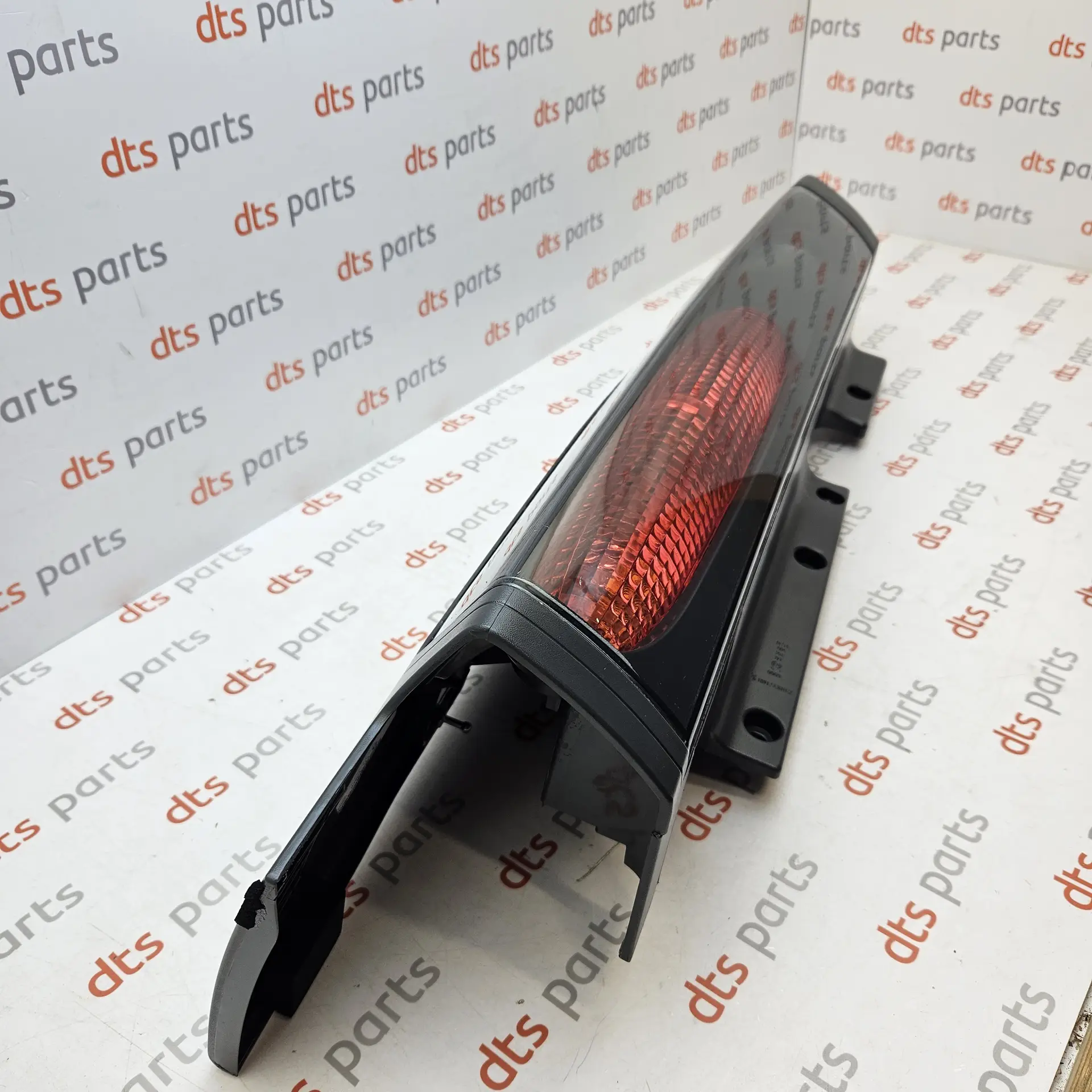 OEM Renault 8200336835 – Left rear tail light assembly