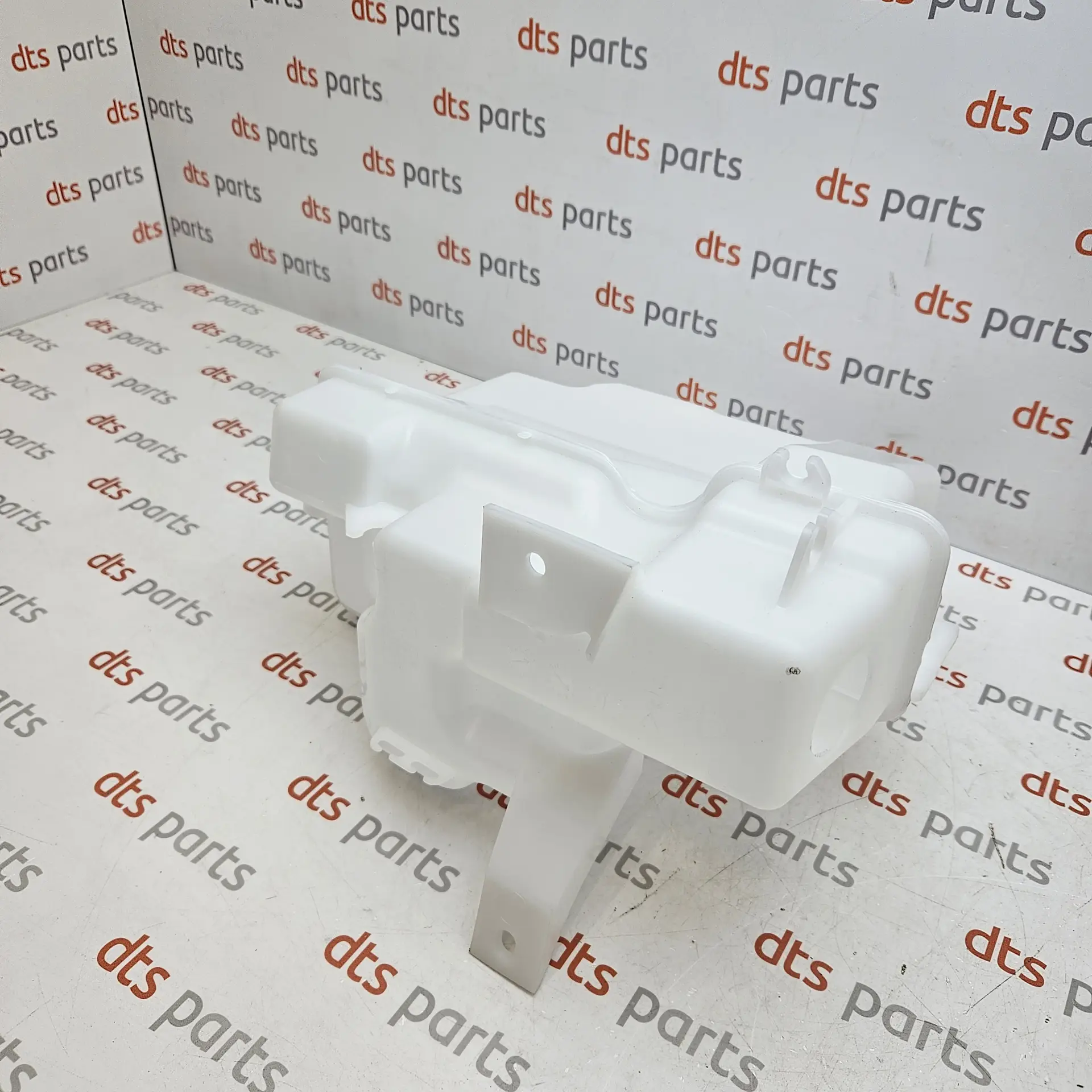 OEM Mitsubishi 8260A145 – Windshield washer fluid reservoir tank