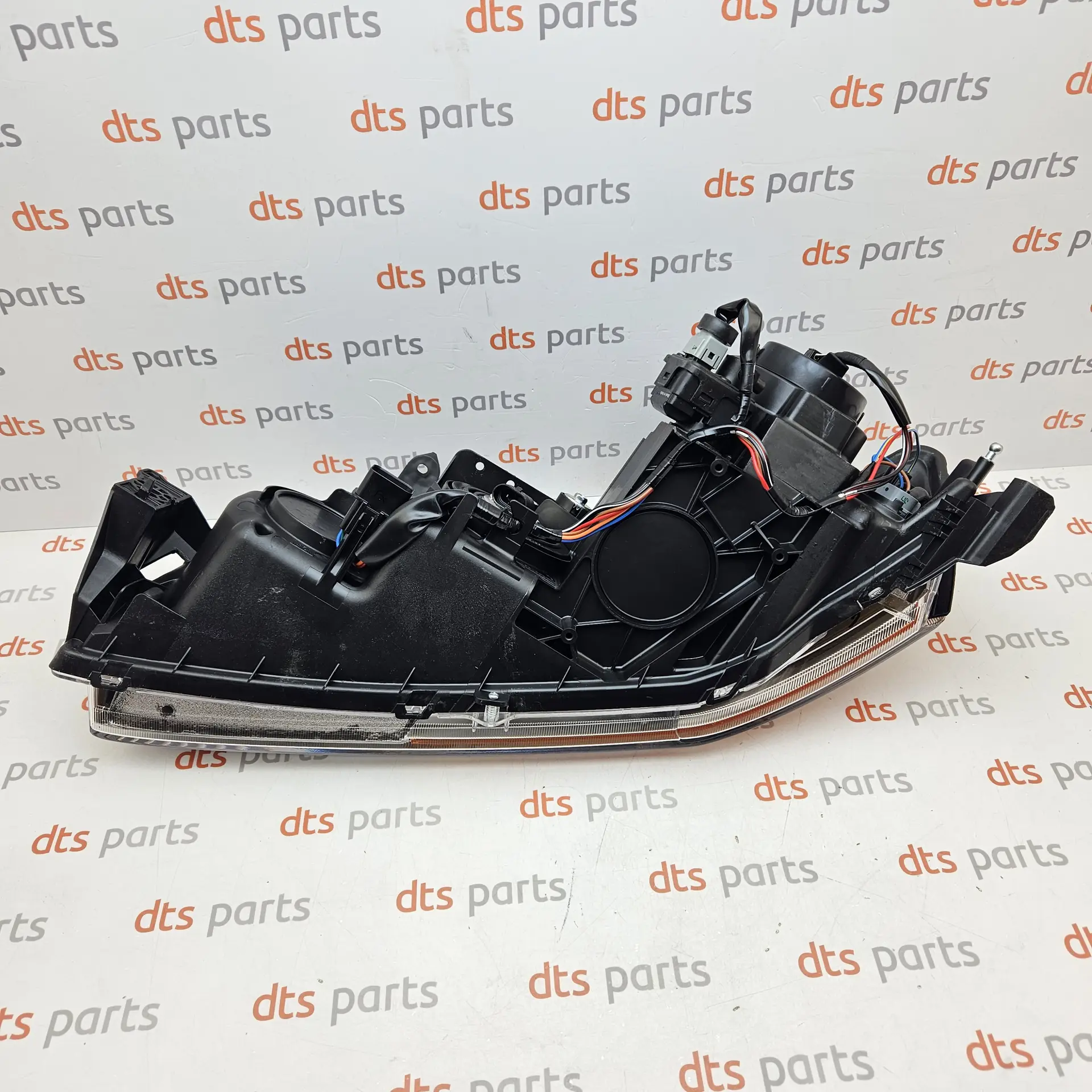 OEM Mitsubishi 8301B676 – Front right-hand (RH) headlamp assembly