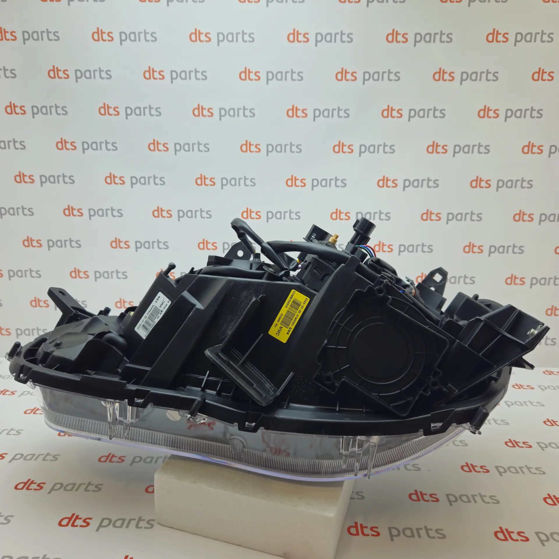 OEM Mitsubishi 8301C408 – Front right headlight