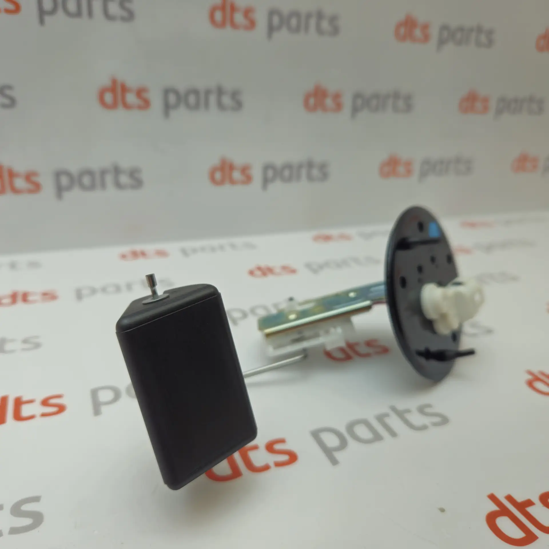 OEM Toyota/Lexus 8332049215 – Fuel level sensor