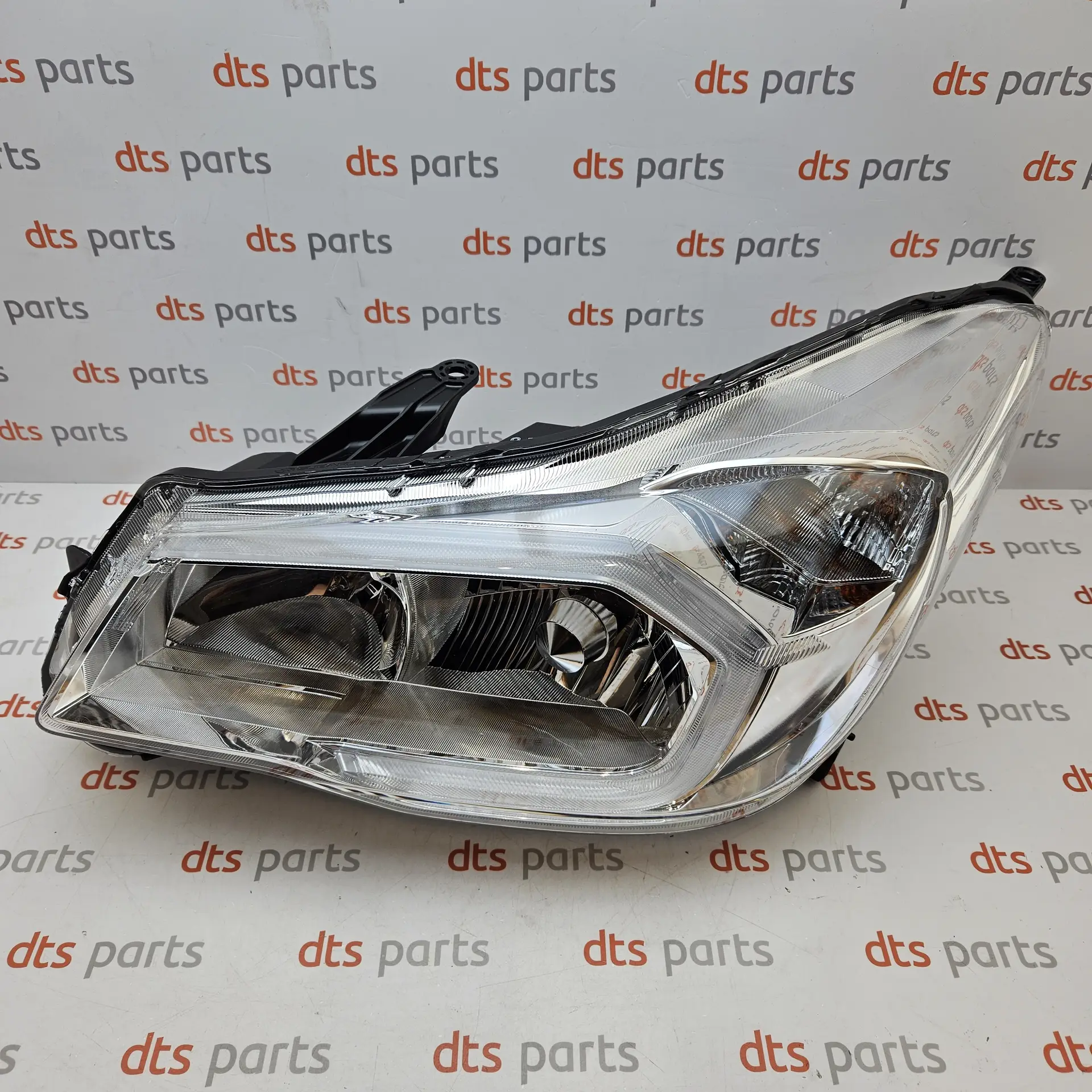 OEM Subaru 84002SG032 – Left headlight