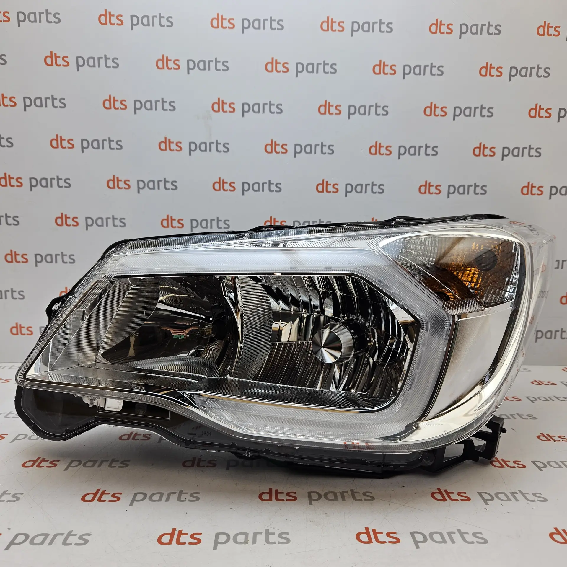 OEM Subaru 84002SG032 – Left headlight