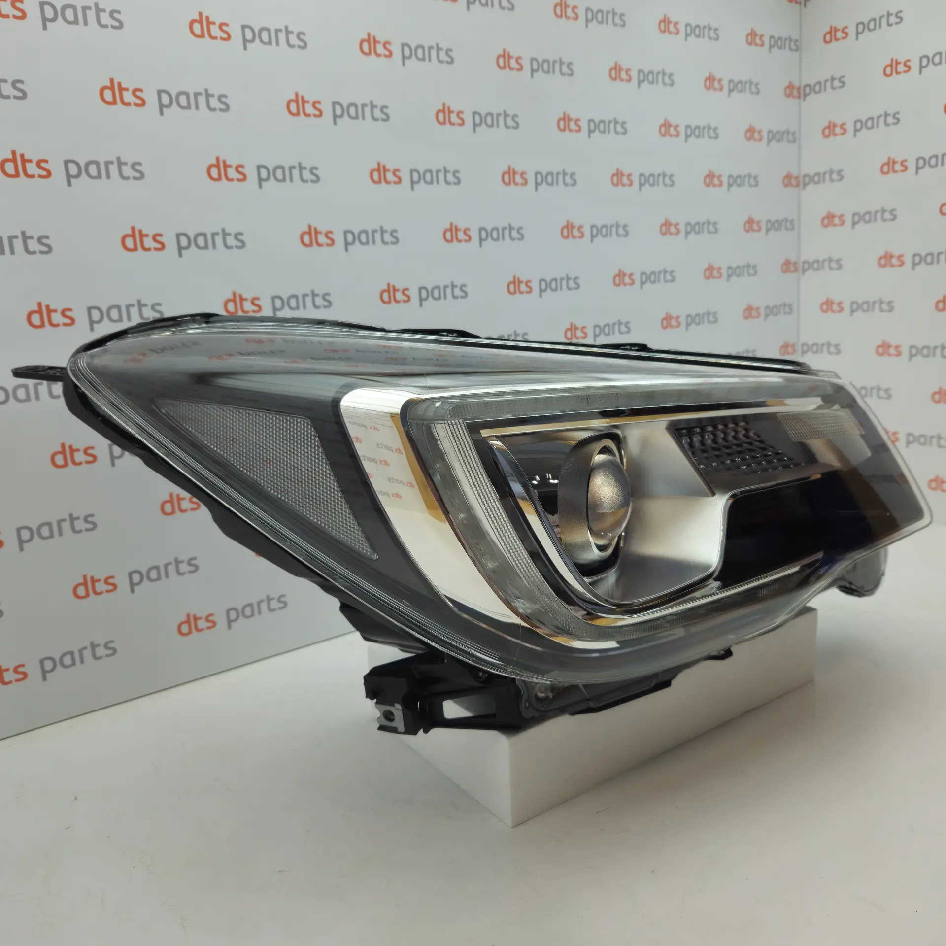 OEM Subaru 84002SG244 – Front right headlight