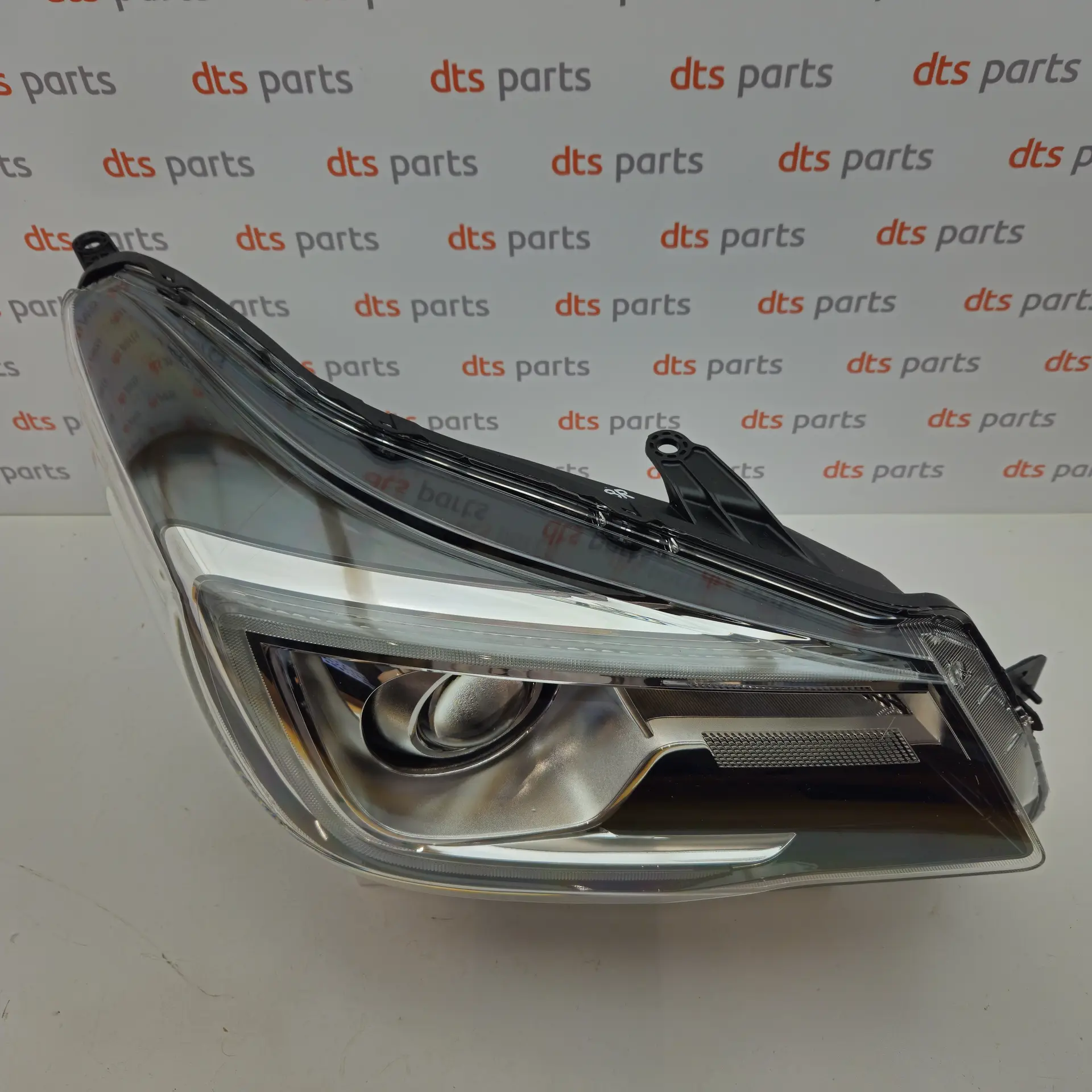 OEM Subaru 84002SG244 – Front right headlight