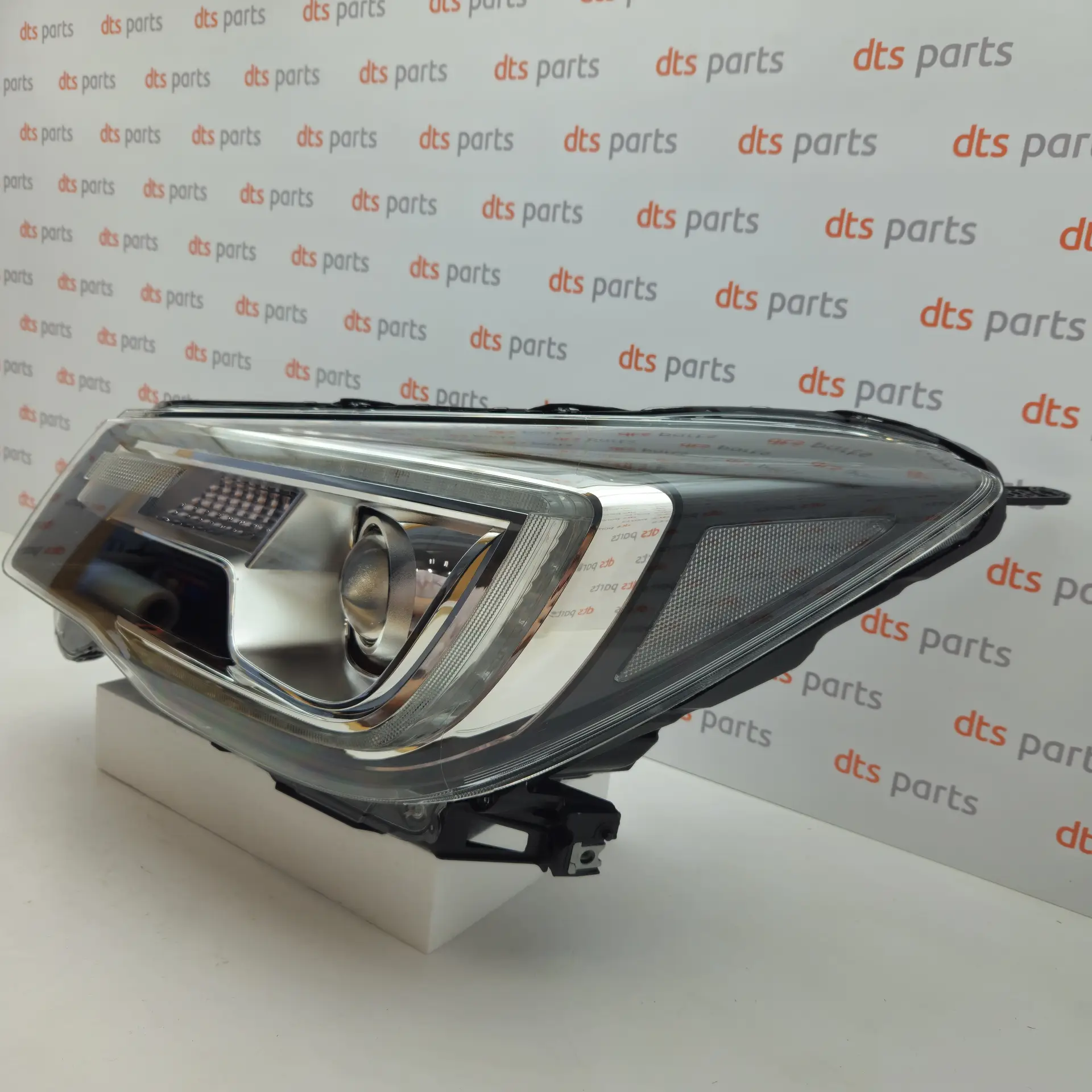 OEM Subaru 84002SG254 – Front left headlight