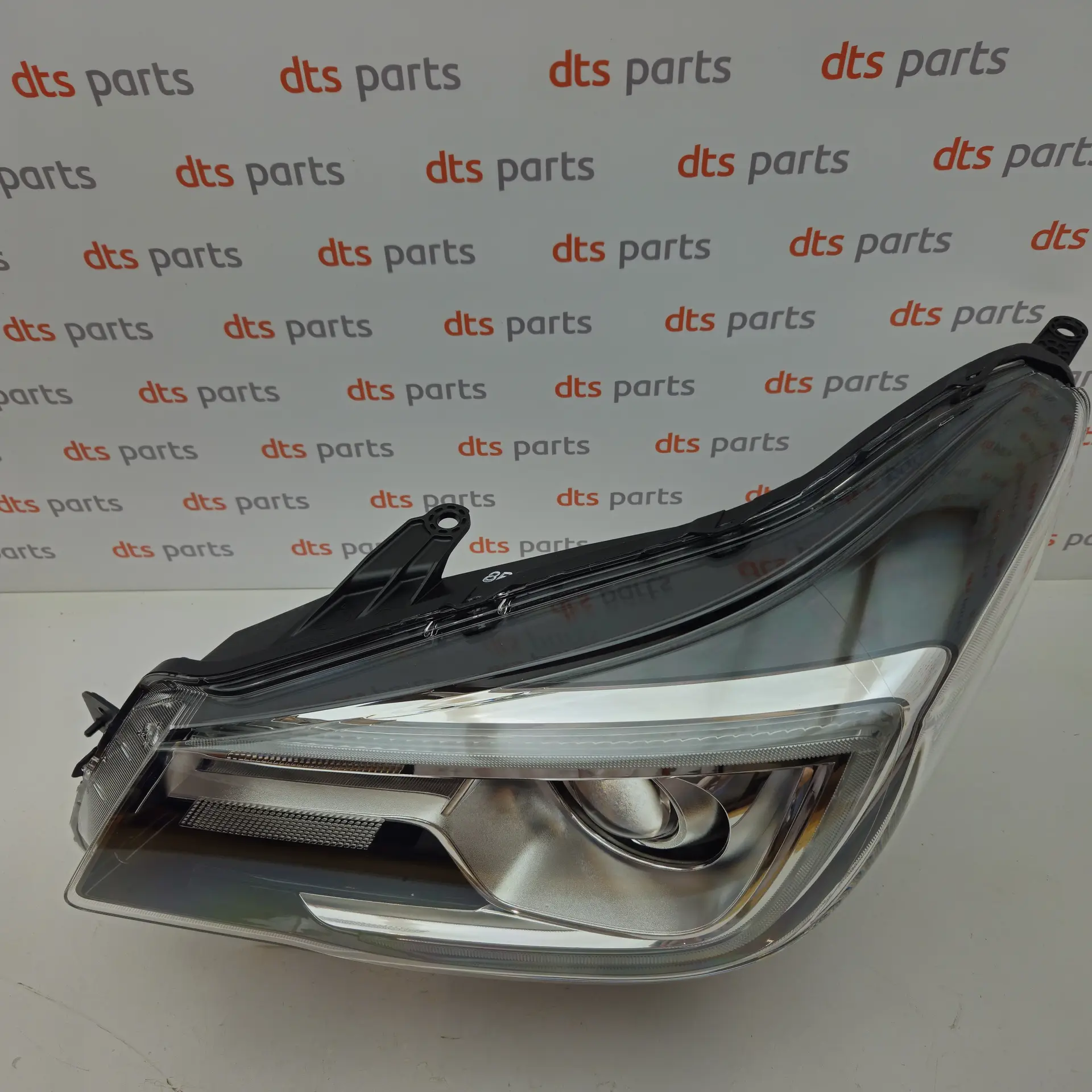 OEM Subaru 84002SG254 – Front left headlight