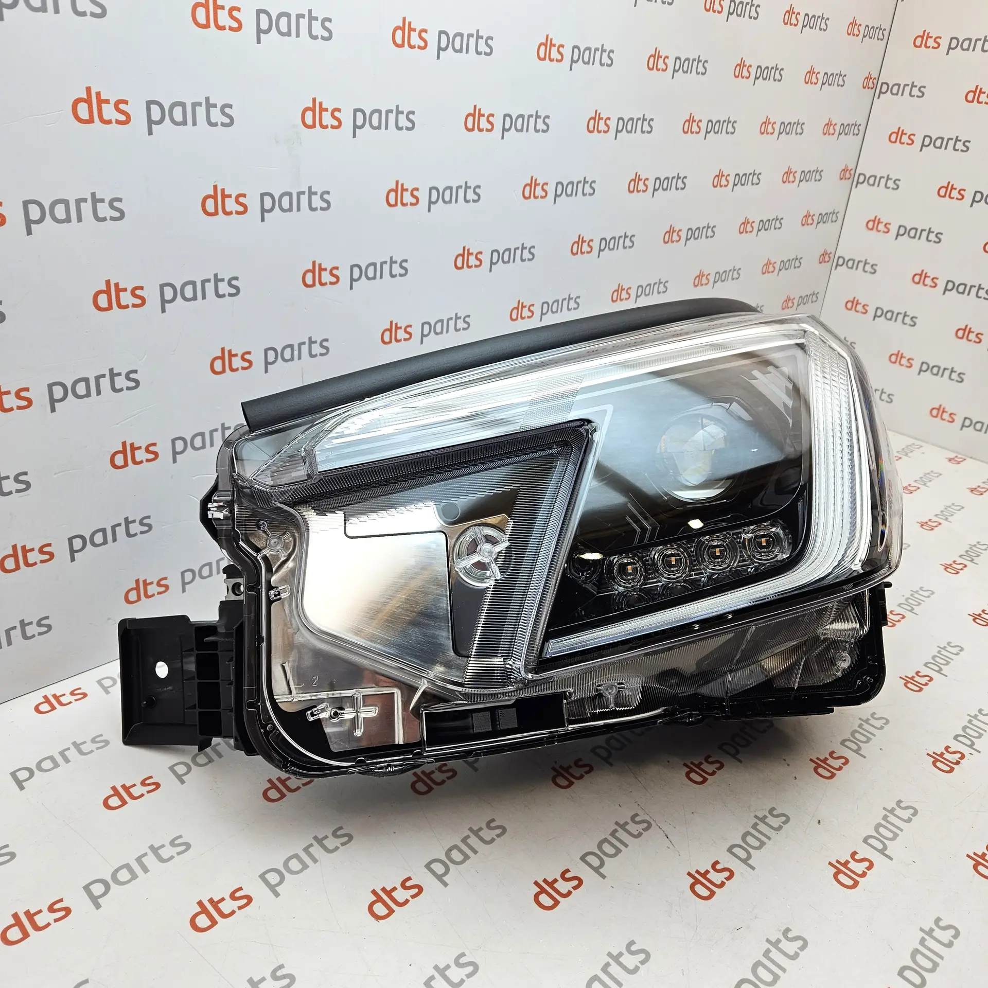 OEM Subaru 84002SJ630 – Front headlight