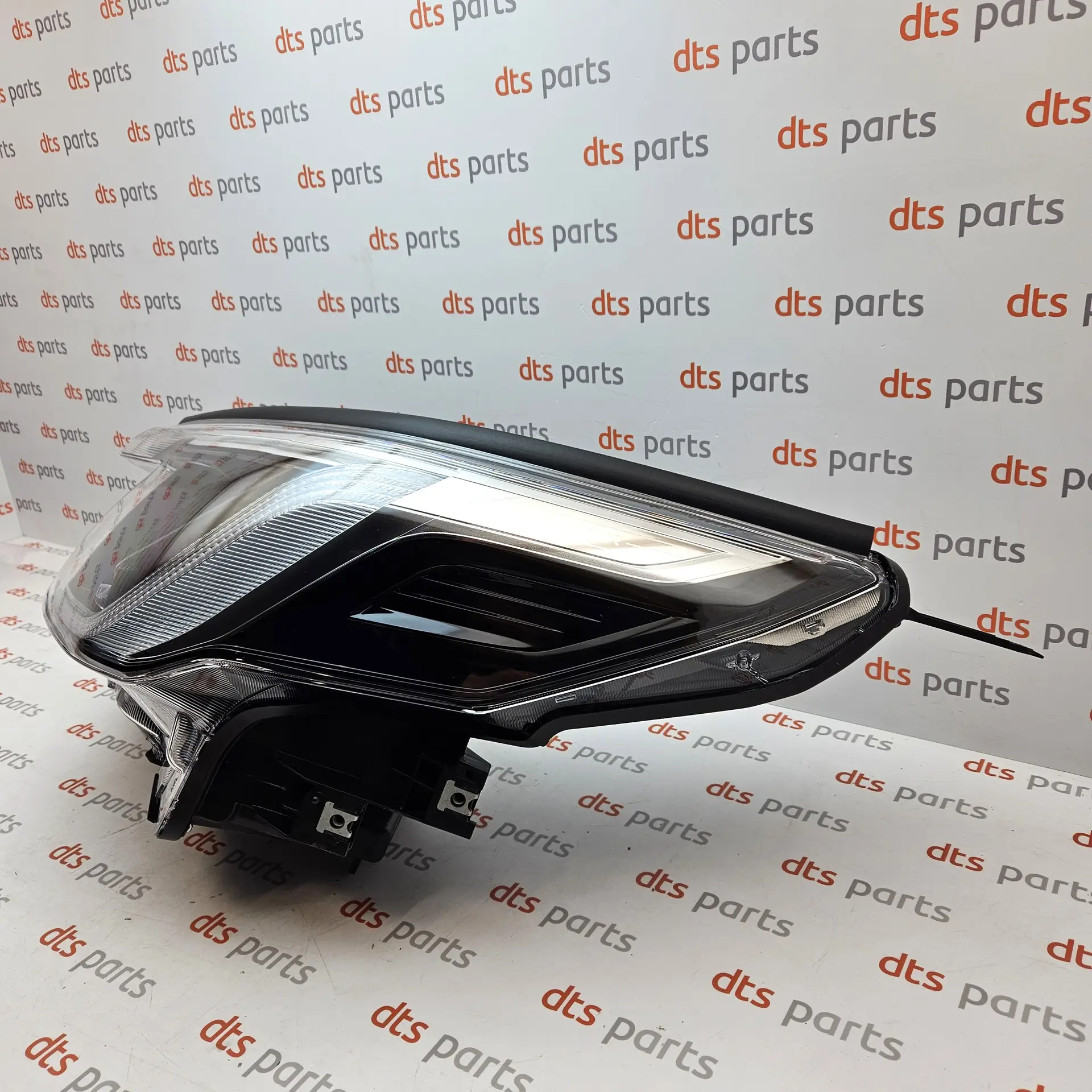 OEM Subaru 84002SJ630 – Front headlight