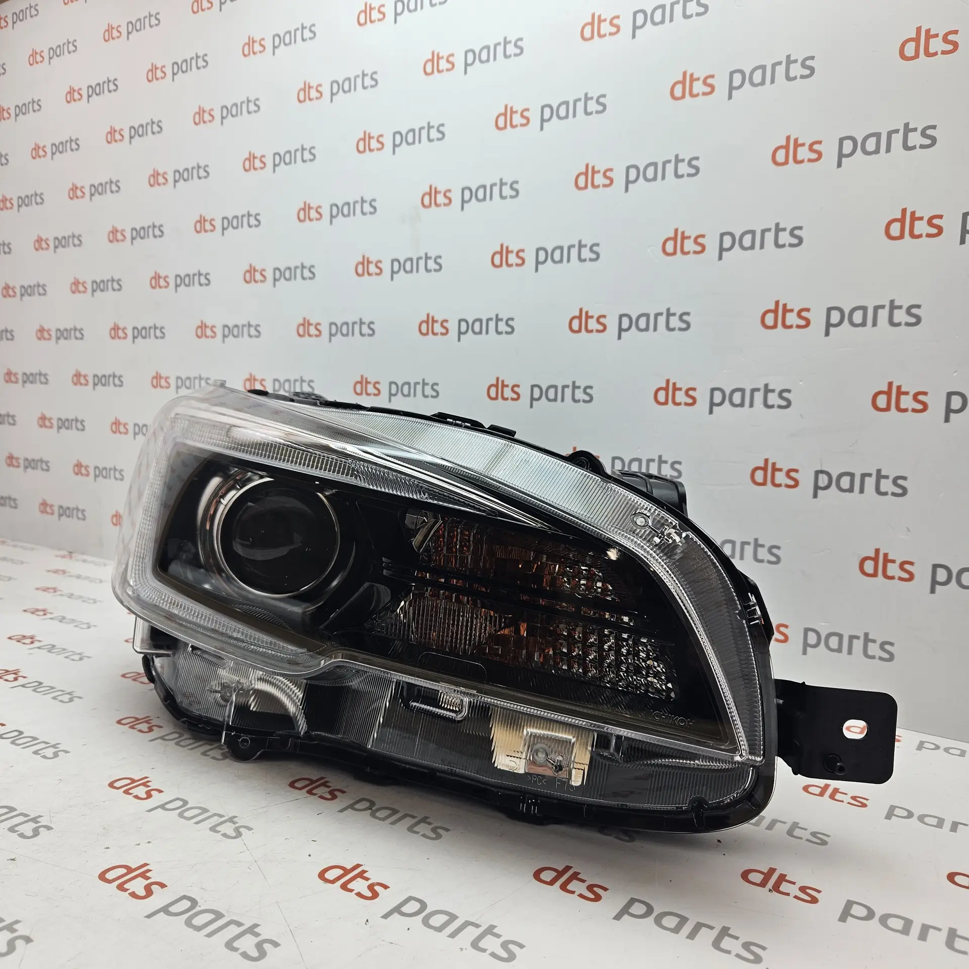 OEM Subaru 84002VA245 – Front right headlight