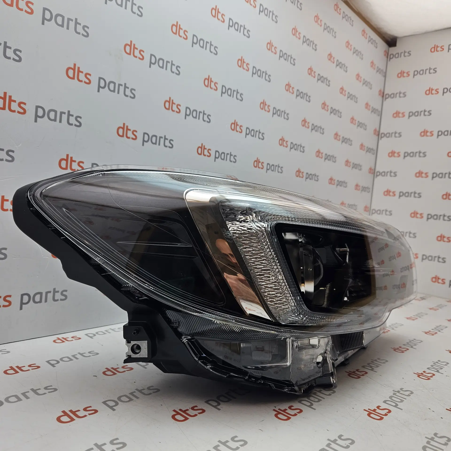 OEM Subaru 84002VA245 – Front right headlight