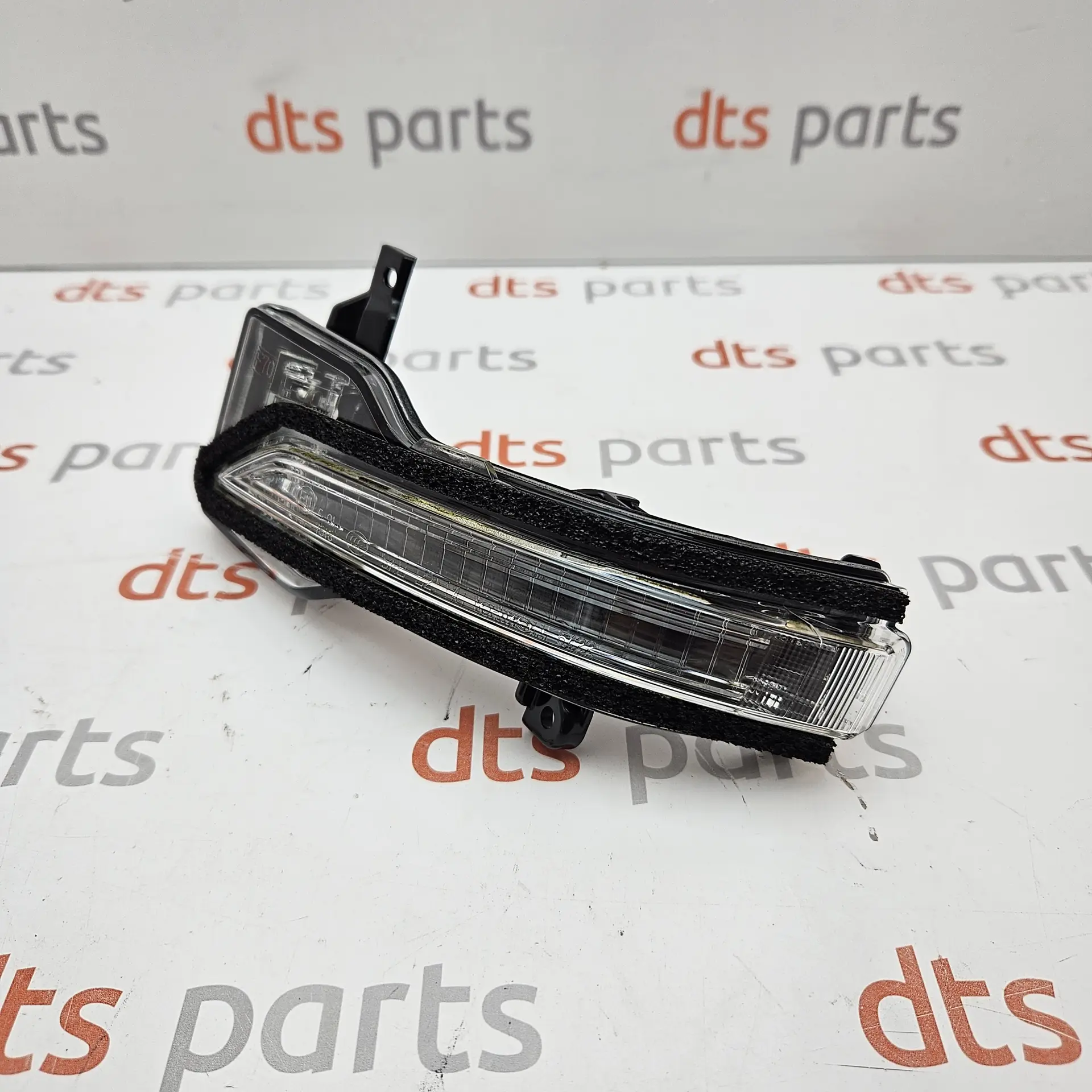 OEM Subaru 84401FL010 – Side door mirror turn signal light assembly