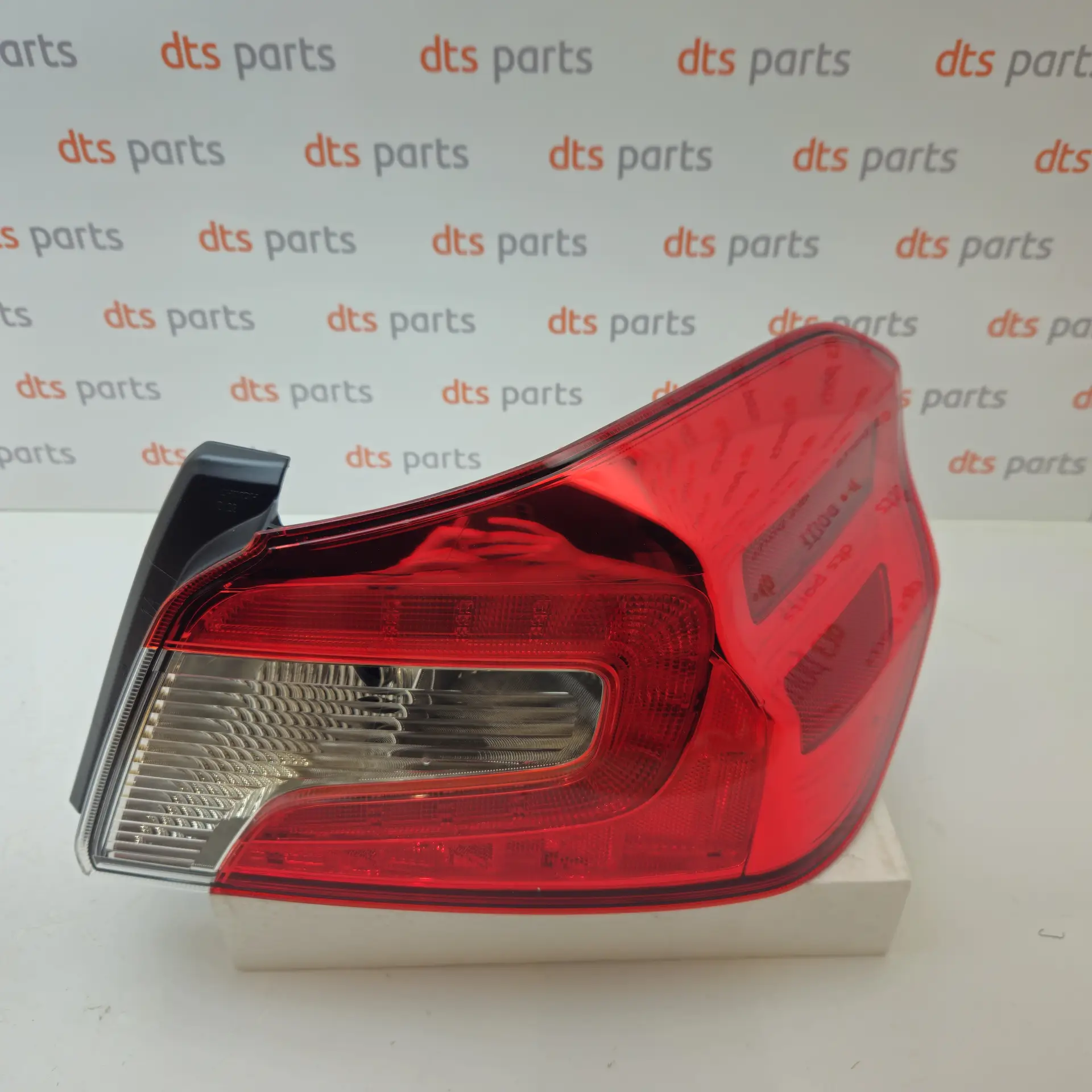 OEM Subaru 84912VA000 – Rear right taillight