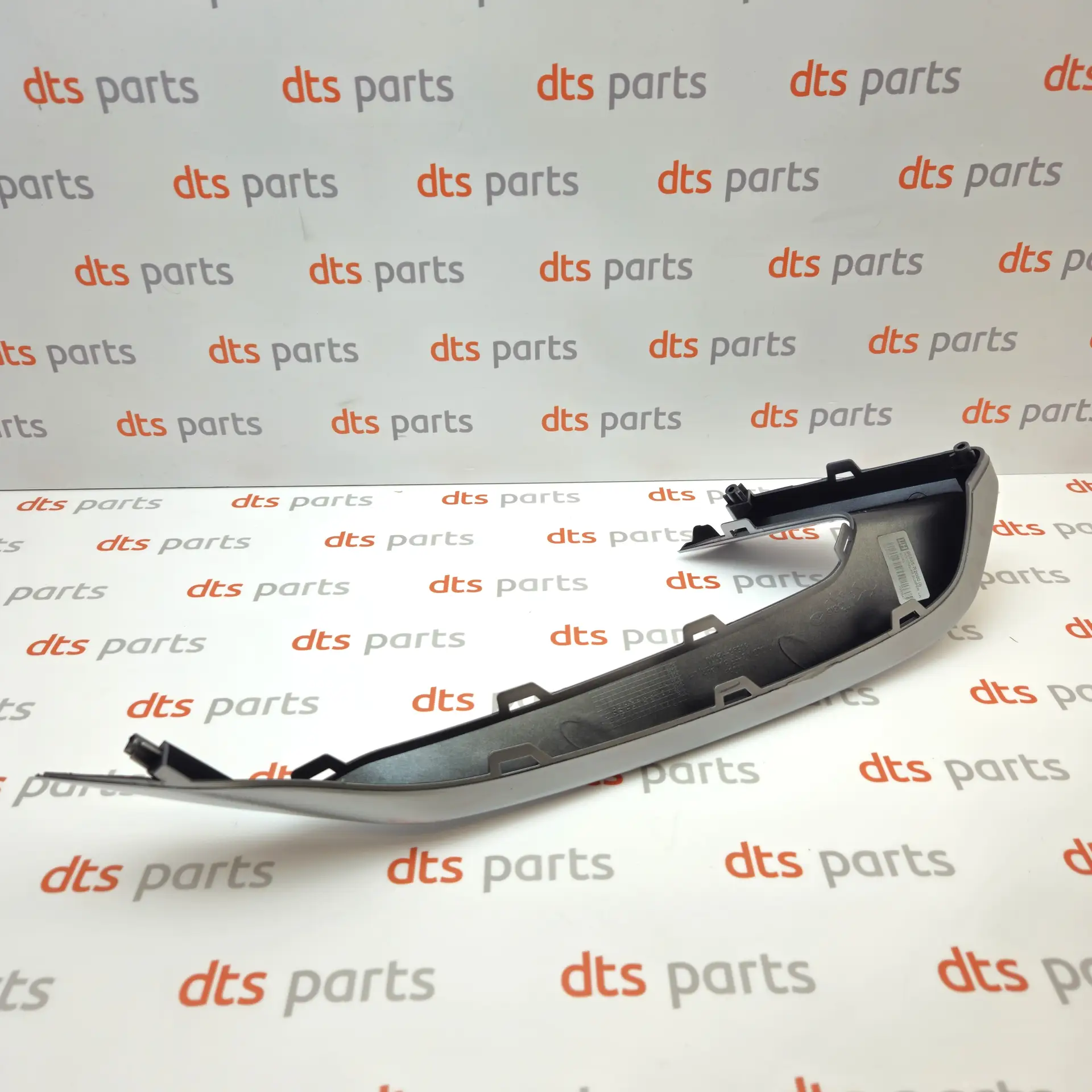 OEM Kia 86595R2000 – Front left bumper molding