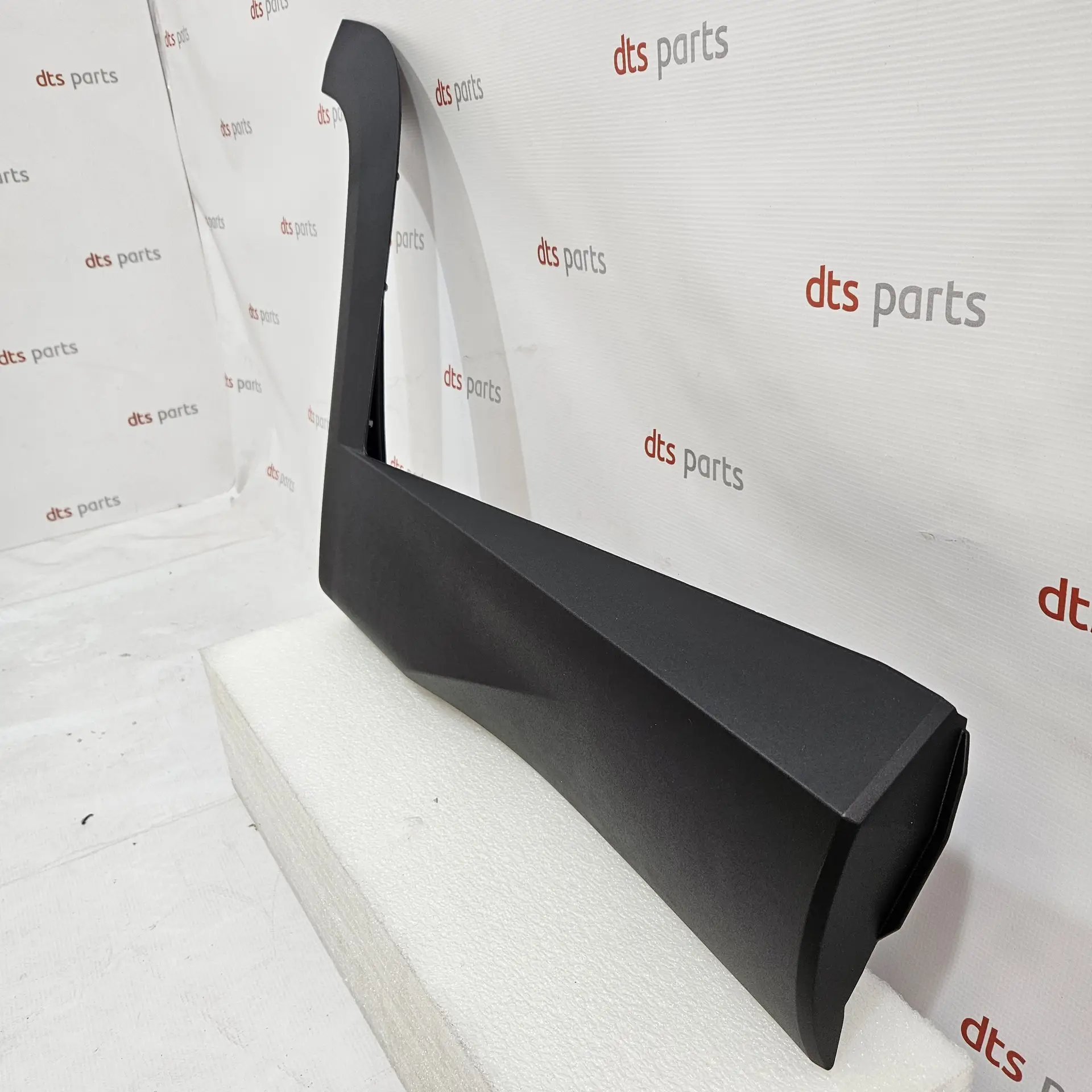 OEM Hyundai 87732N7000 – Rear door trim