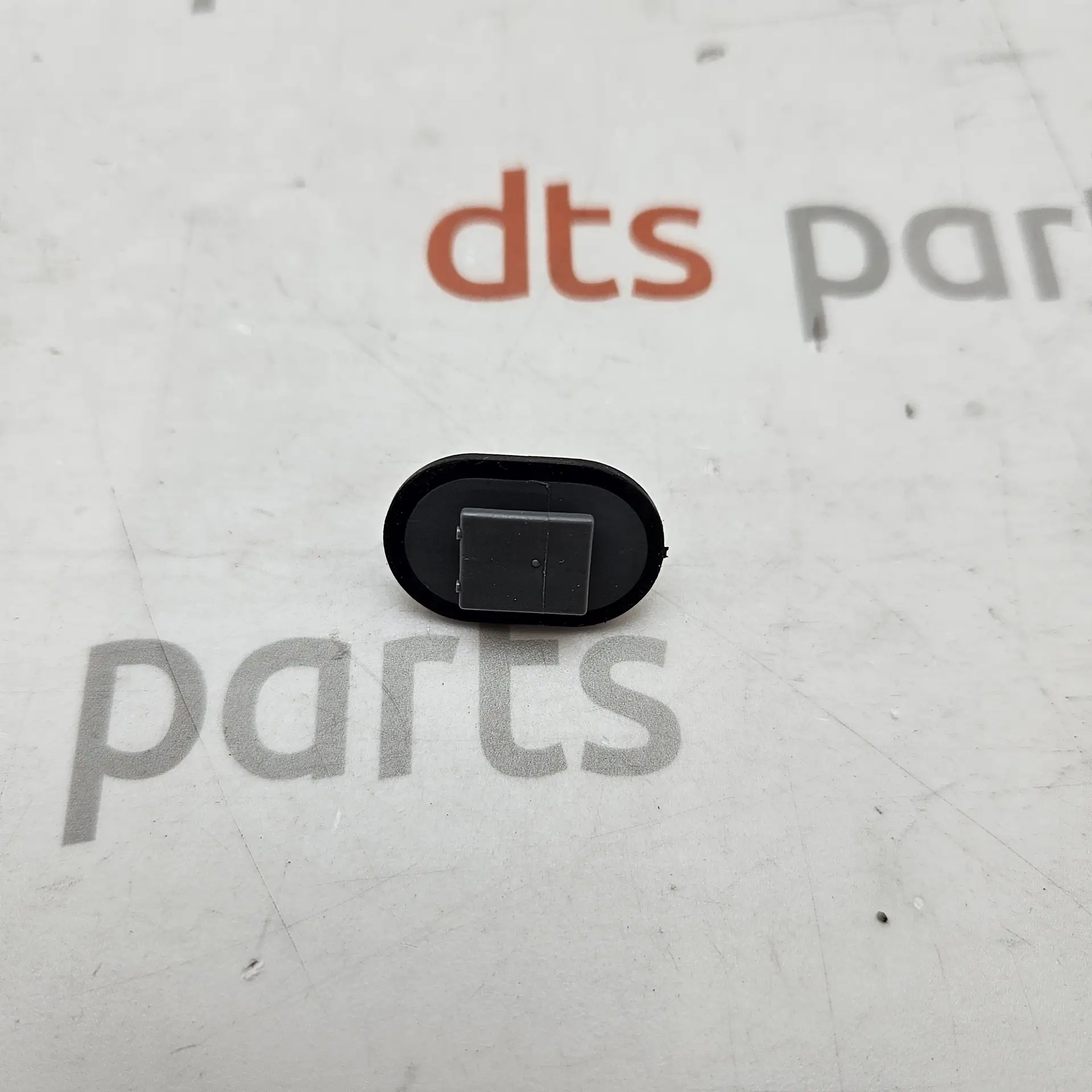 OEM Hyundai 87758CW000 – Side skirt rocker panel exterior molding retaining clip fastener