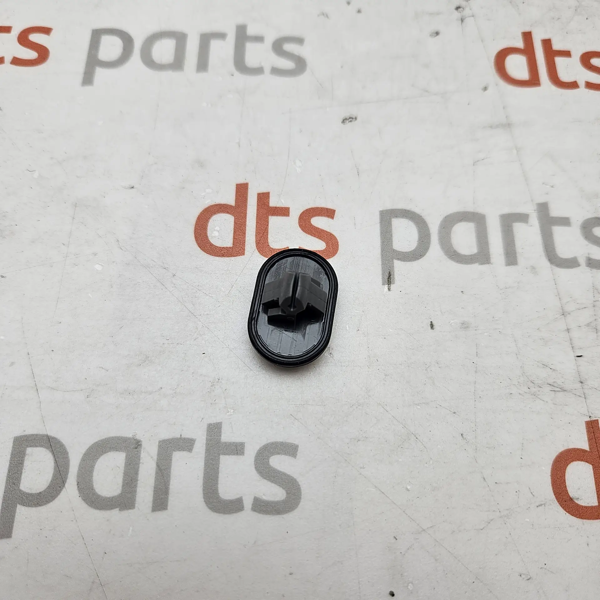 OEM Hyundai 87758CW000 – Side skirt rocker panel exterior molding retaining clip fastener