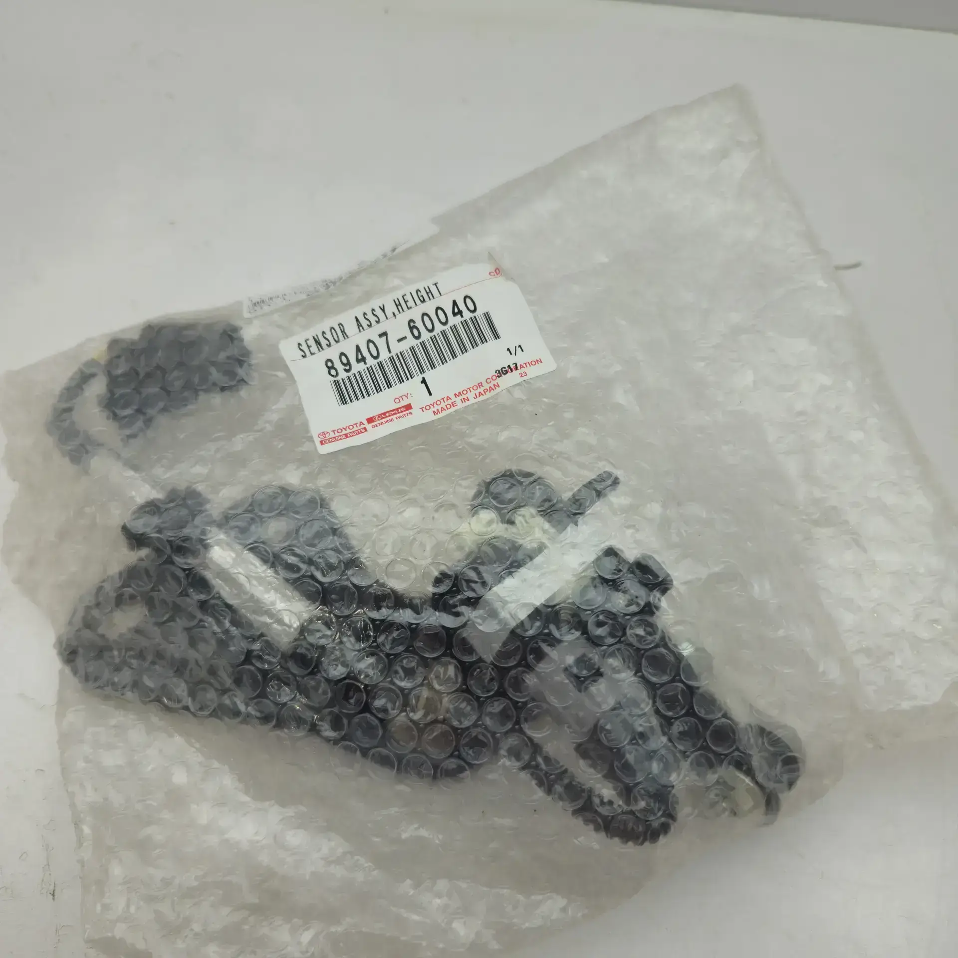 OEM Toyota/Lexus 8940760040 – Rear right air suspension level sensor