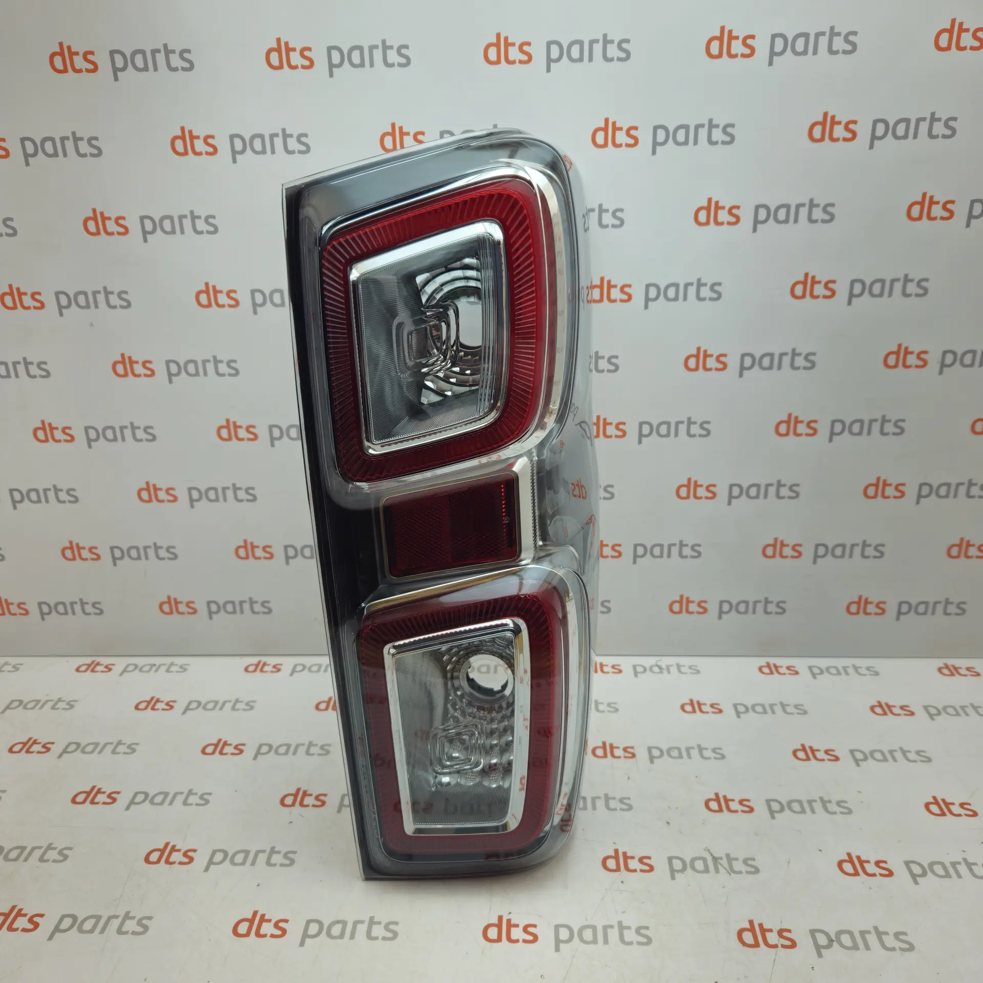 OEM Isuzu 8974882790 – Rear Combination Lamp Unit / Right Hand (RH) Taillight